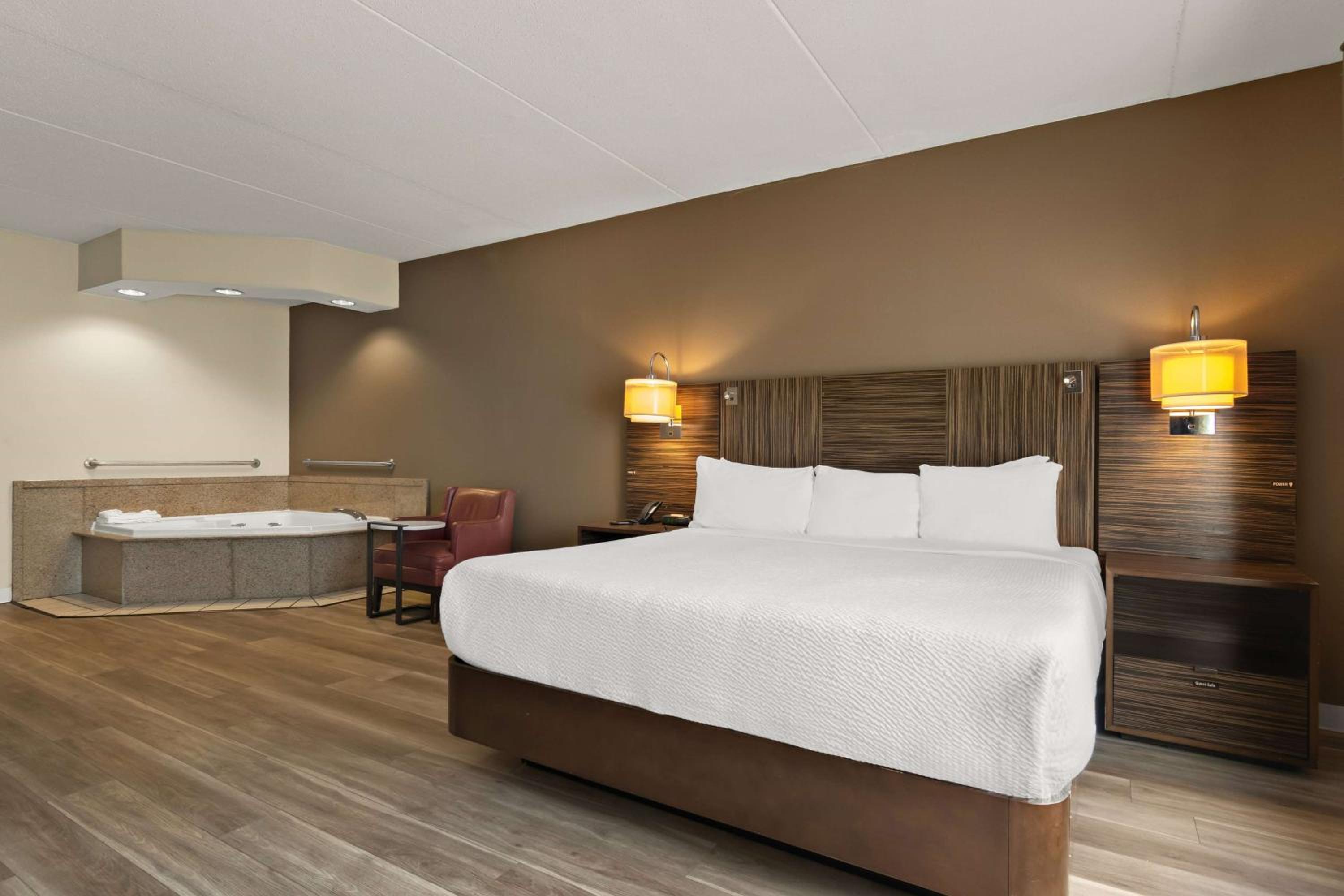 King Room with Hot Tub - Non-Smoking - Photo 3