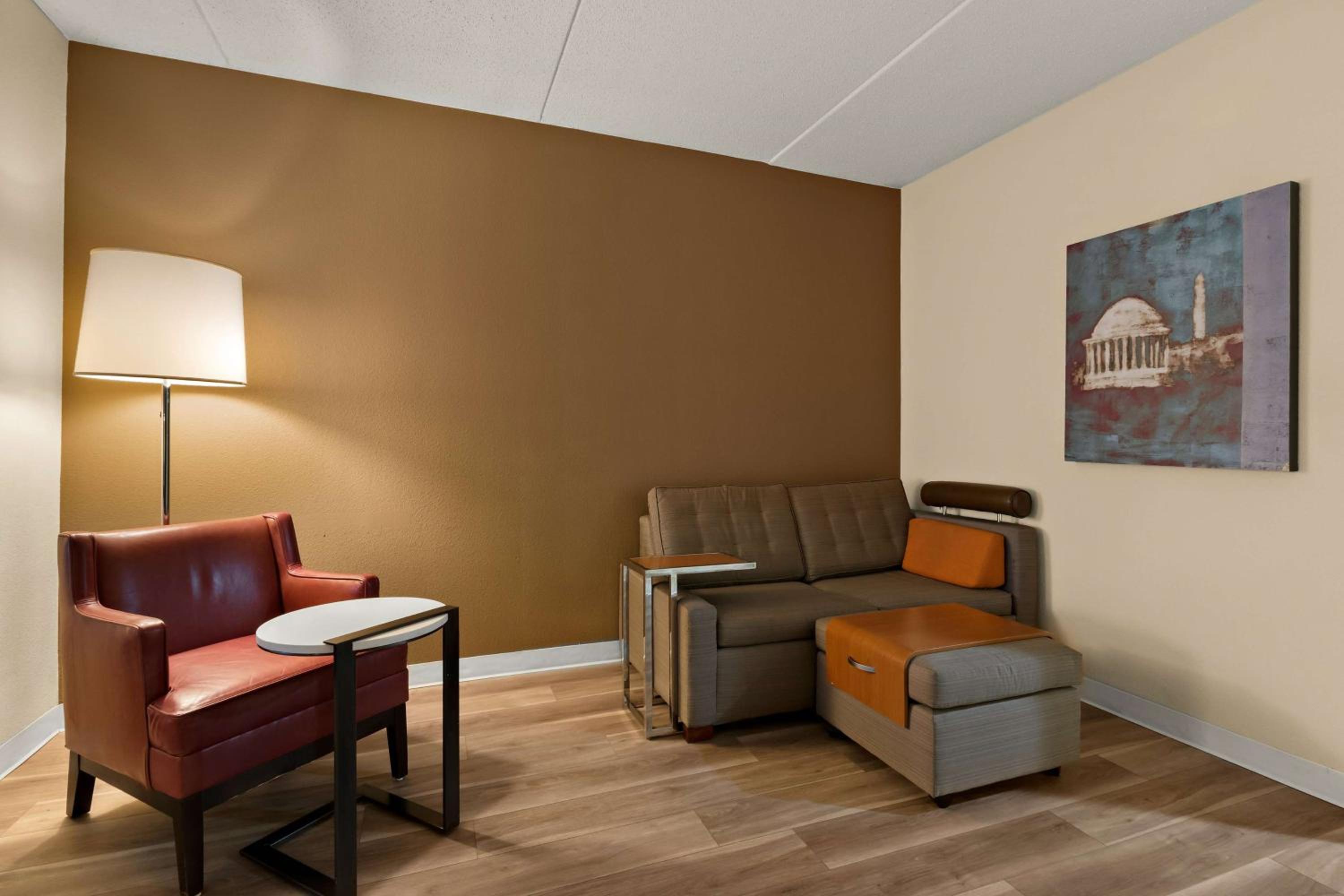 King Studio Suite - Non-Smoking - Photo 6