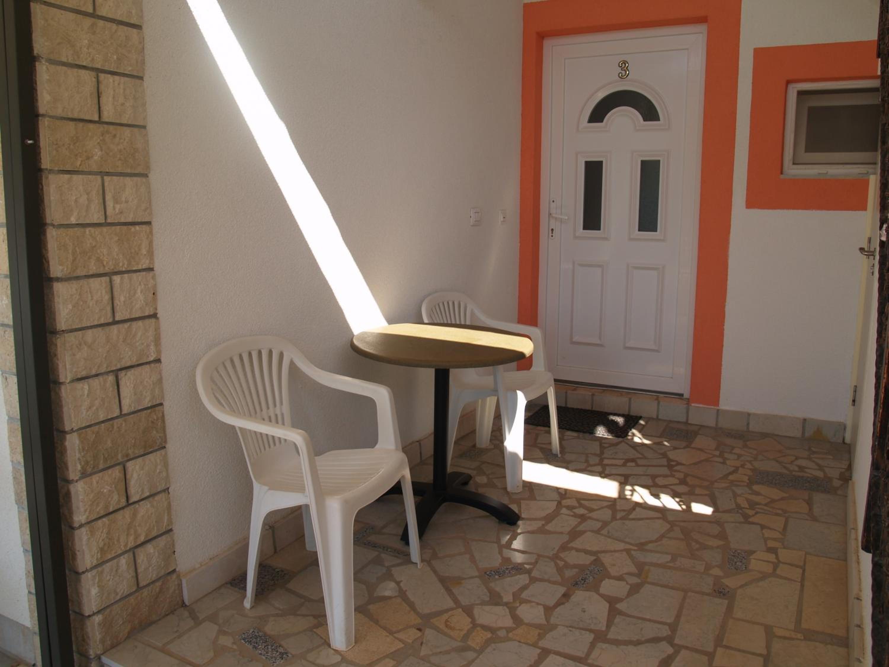 One-Bedroom Apartment with Terrace - Photo 6