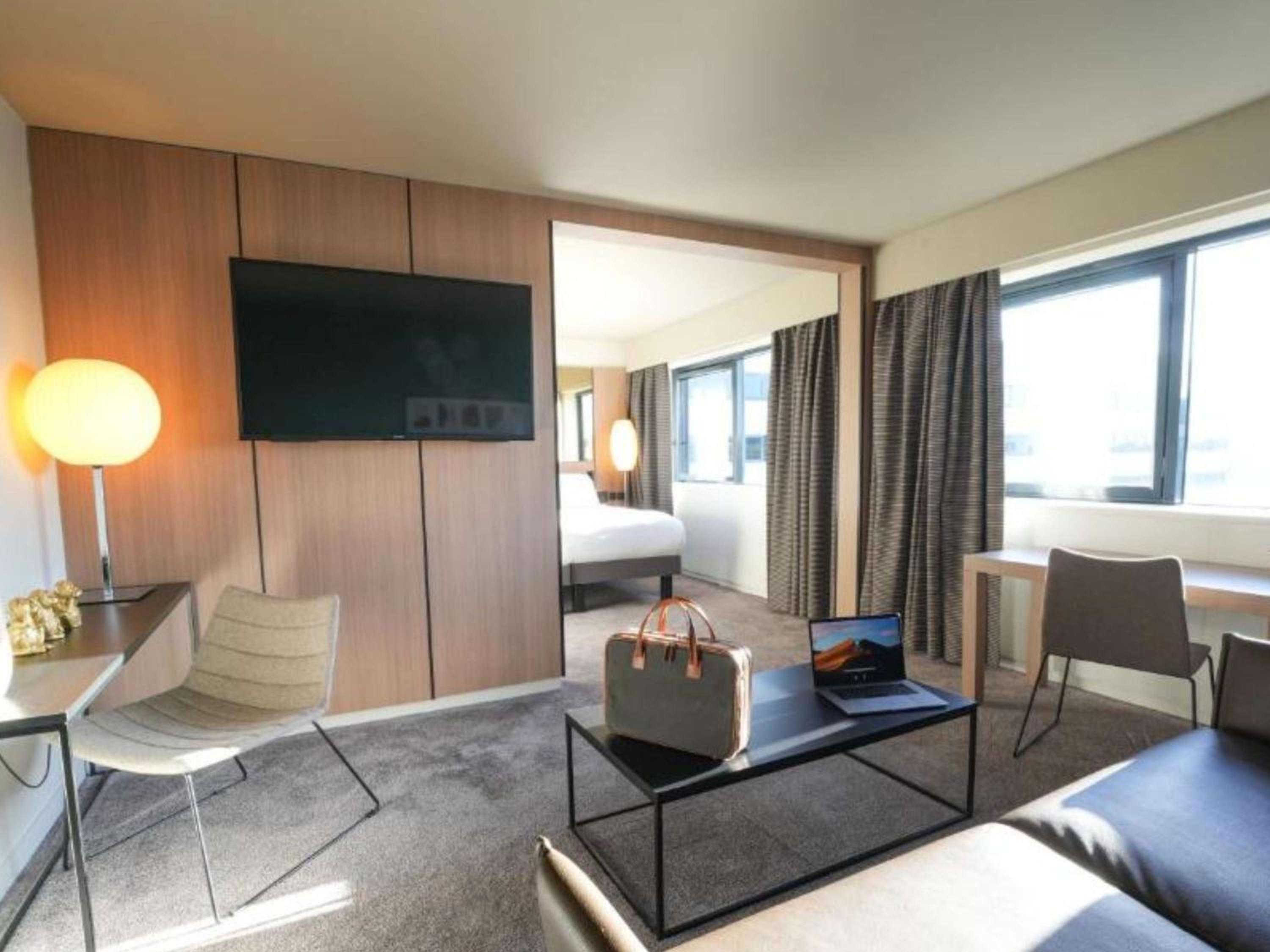 Junior King Suite with Lounge - Photo 1