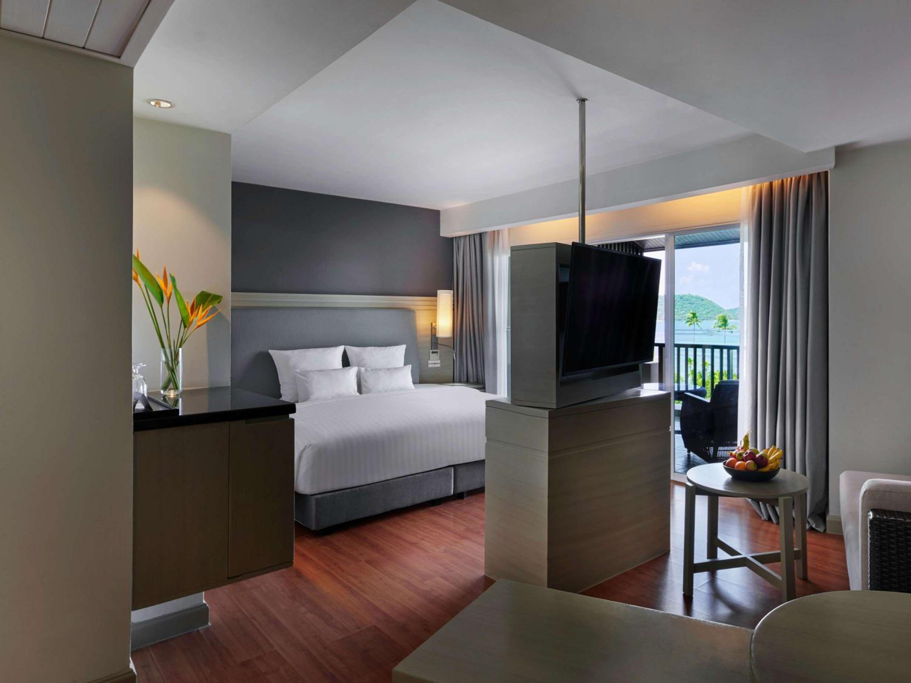 Junior One Bedroom King Suite with Sea View - Photo 1