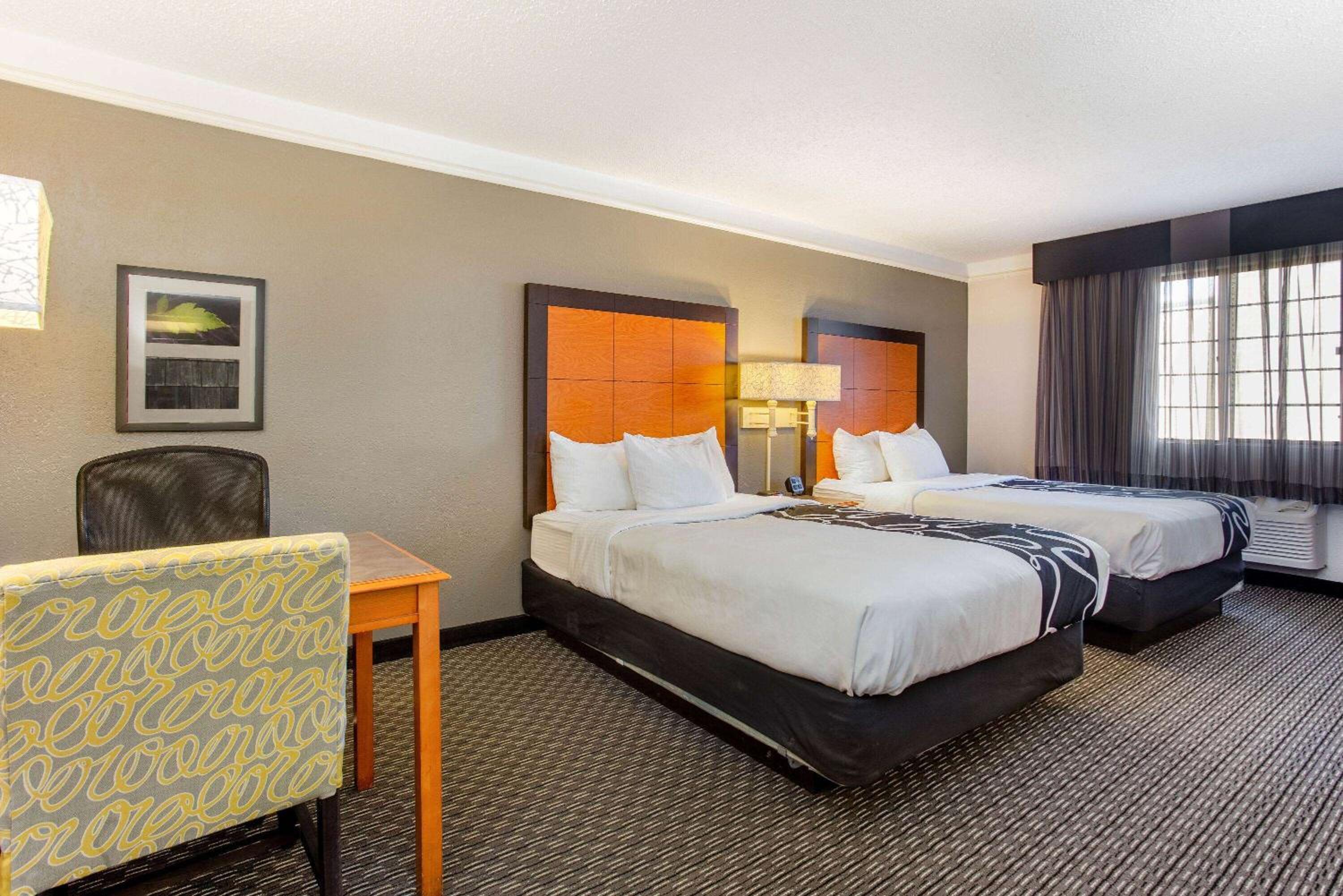 Standard Room with Two Double Beds - Photo 4
