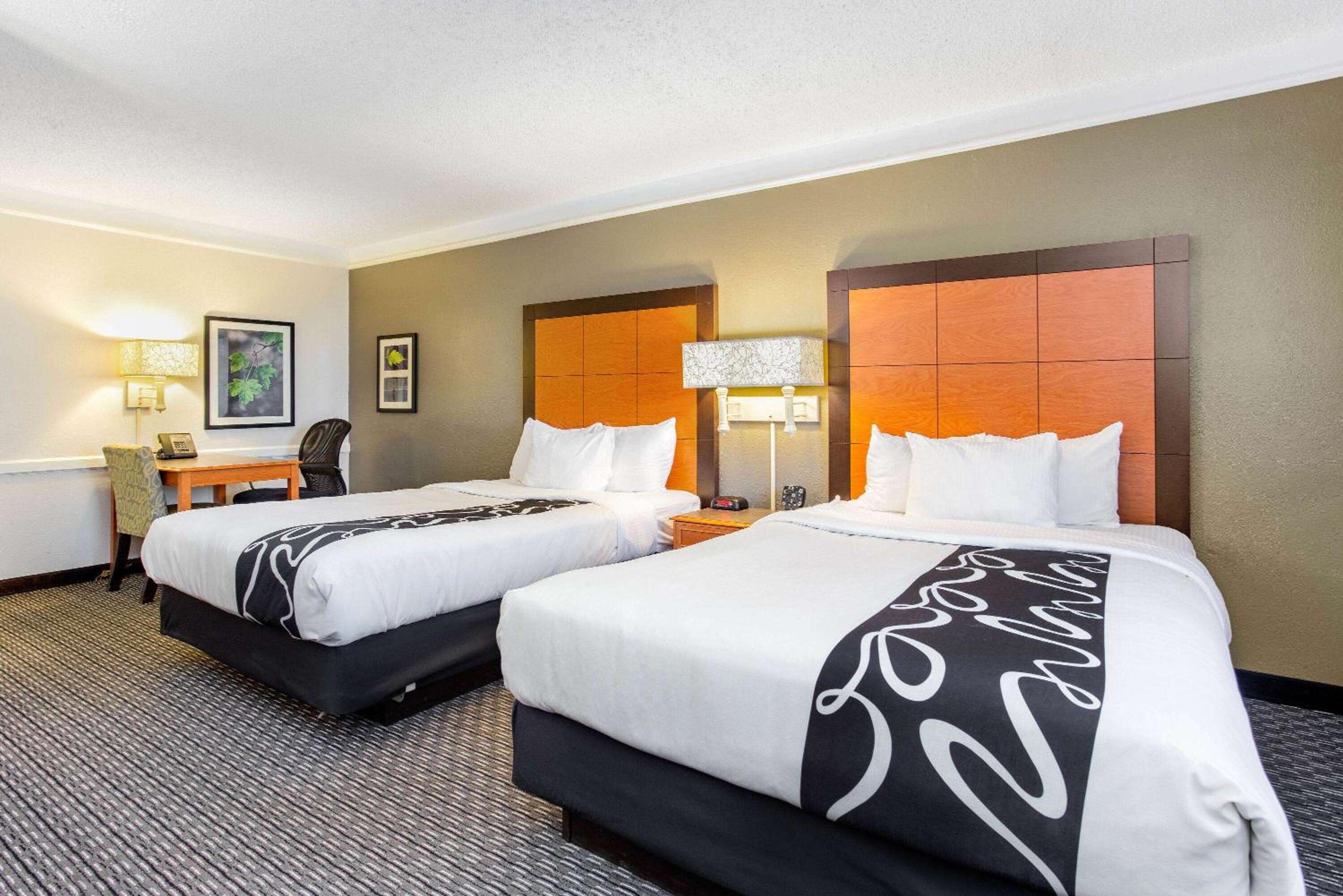 Standard Room with Two Double Beds - Photo 3