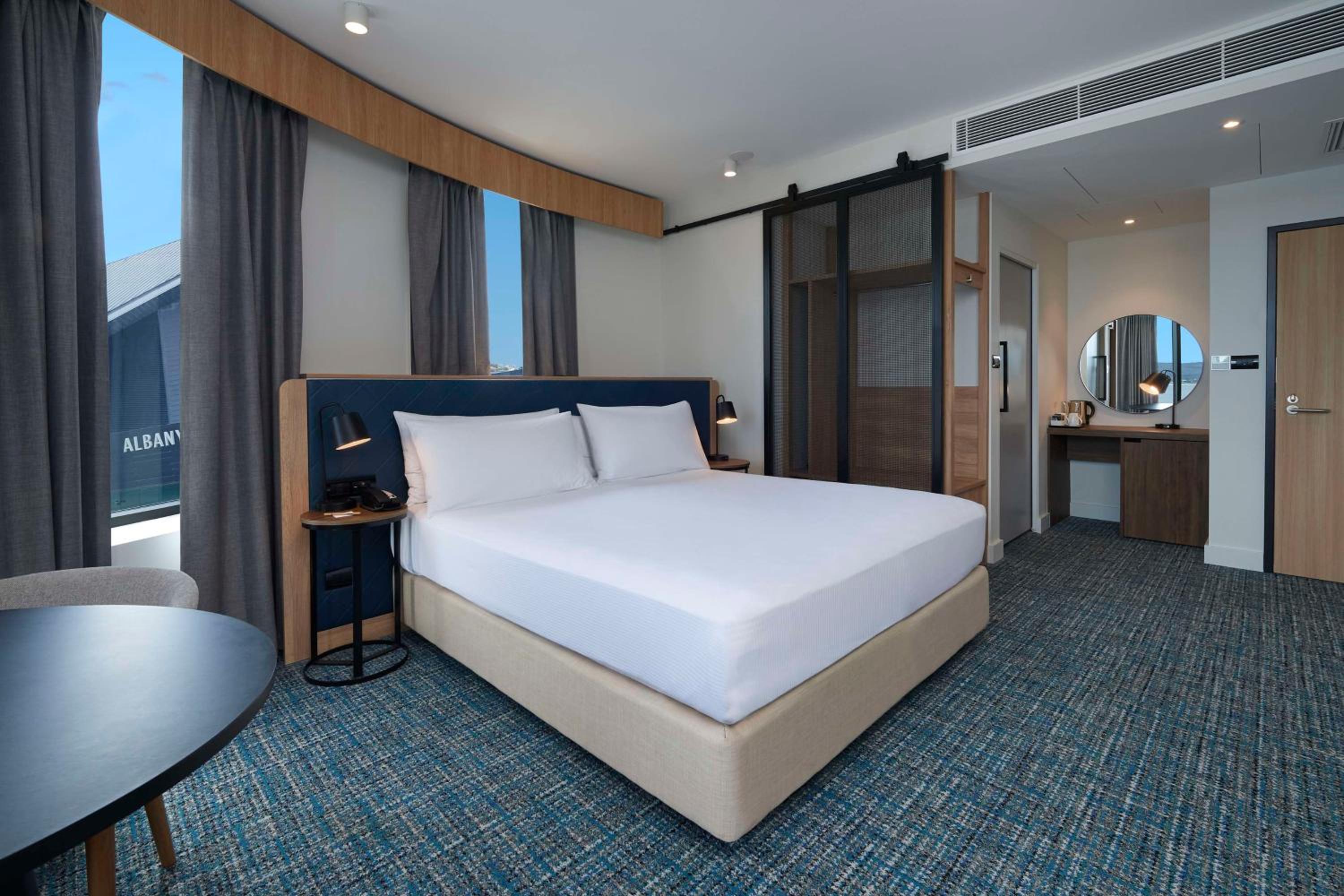 Deluxe King Room with Harbor View - Photo 1