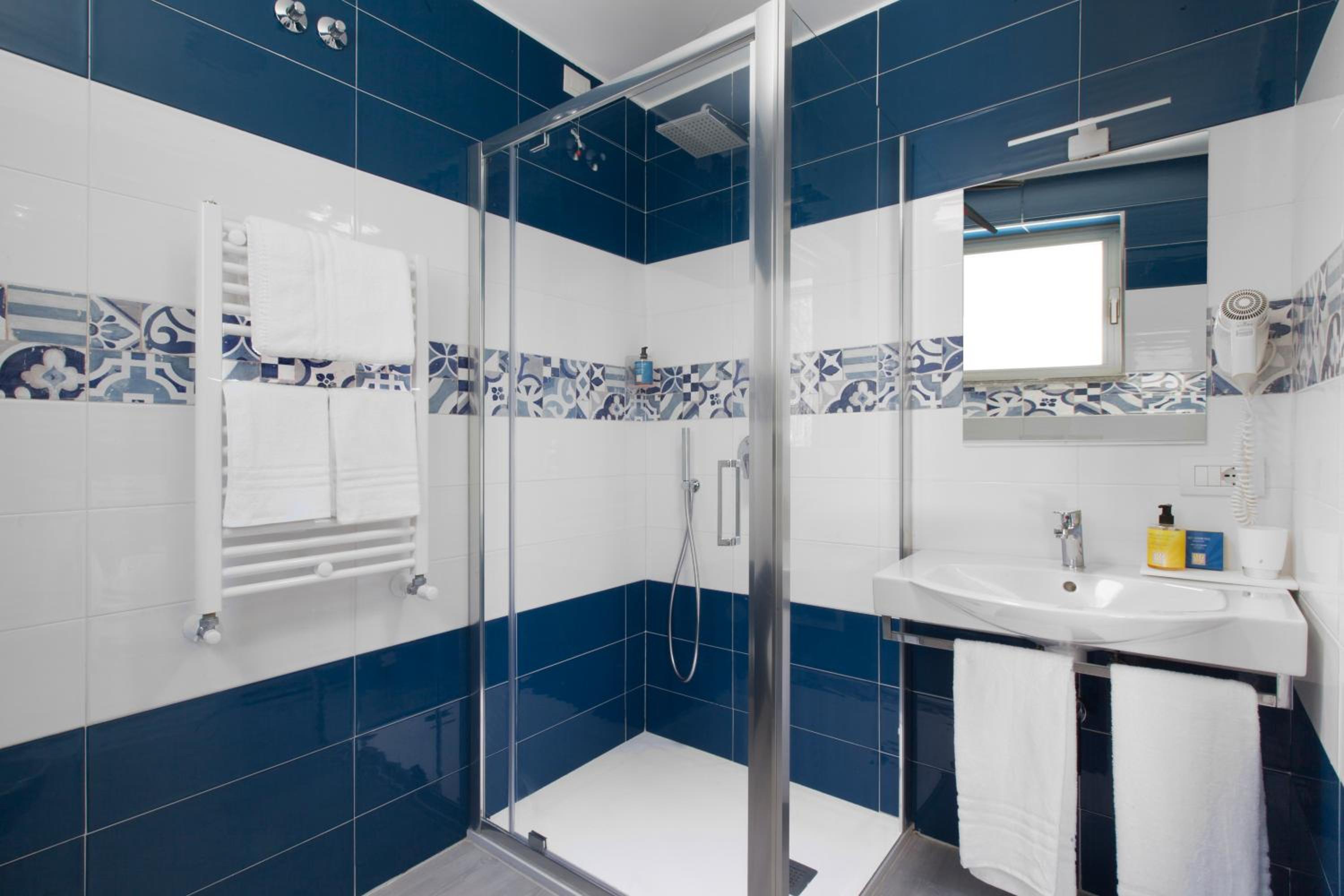 Standard Double Room thumbnail 6