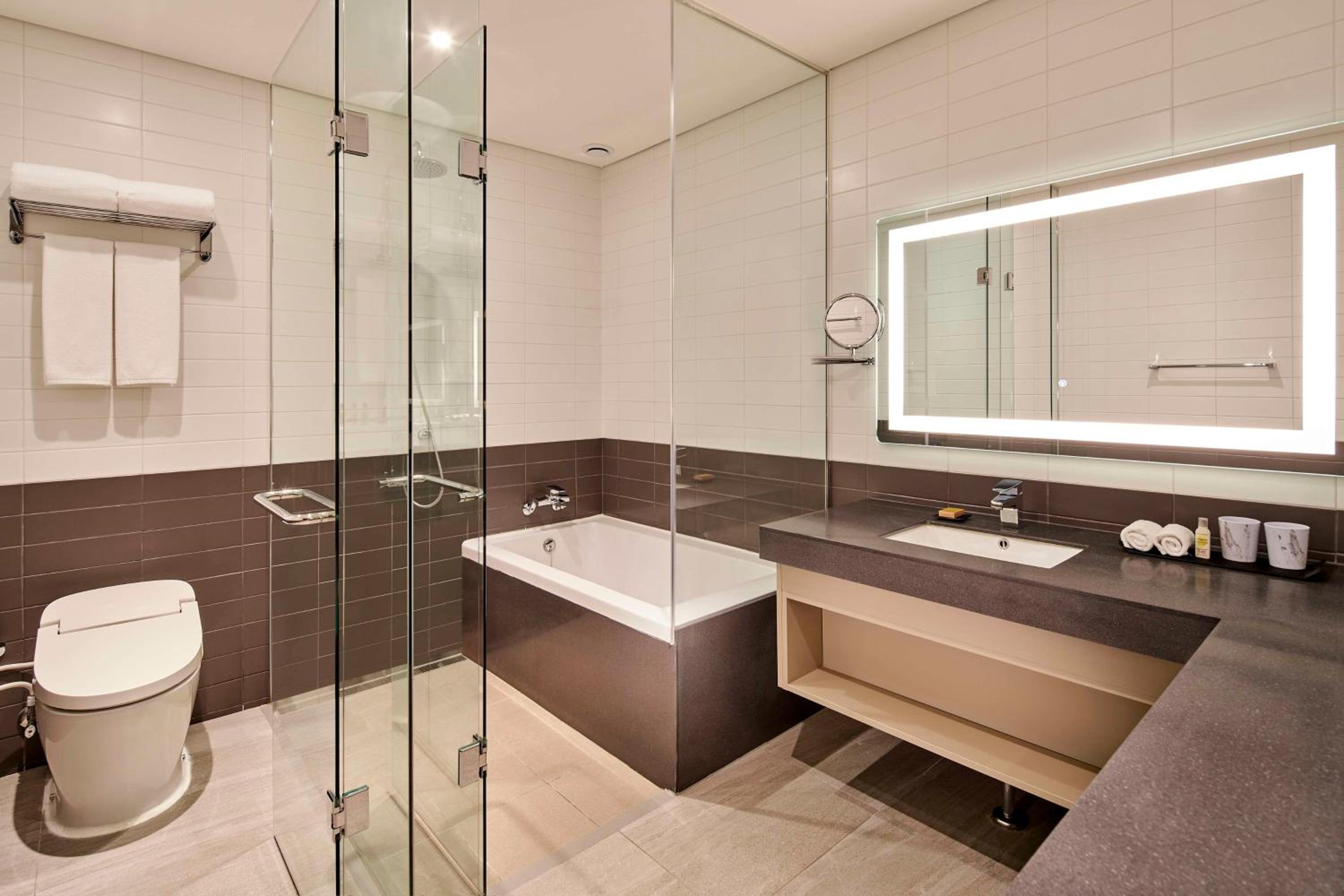 Deluxe Room with Two Double Beds - Photo 7