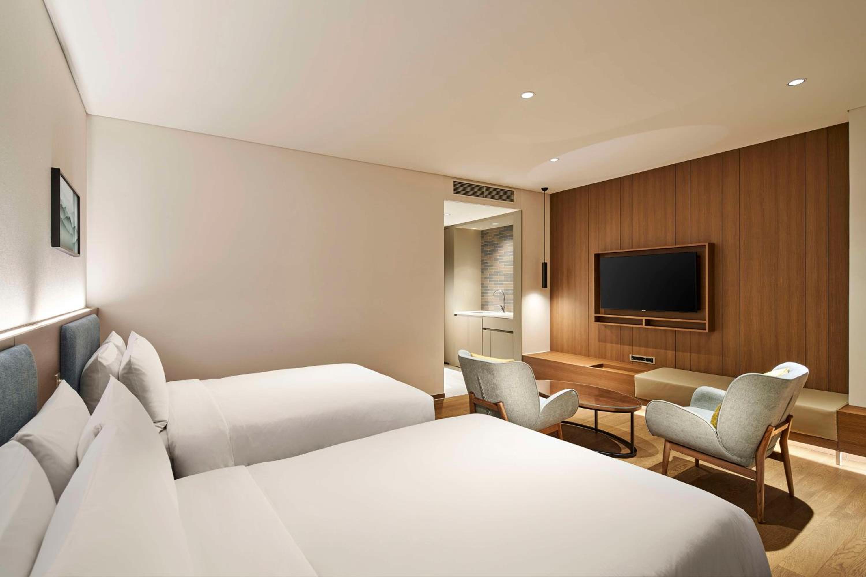 Deluxe Room with Two Double Beds - Photo 2