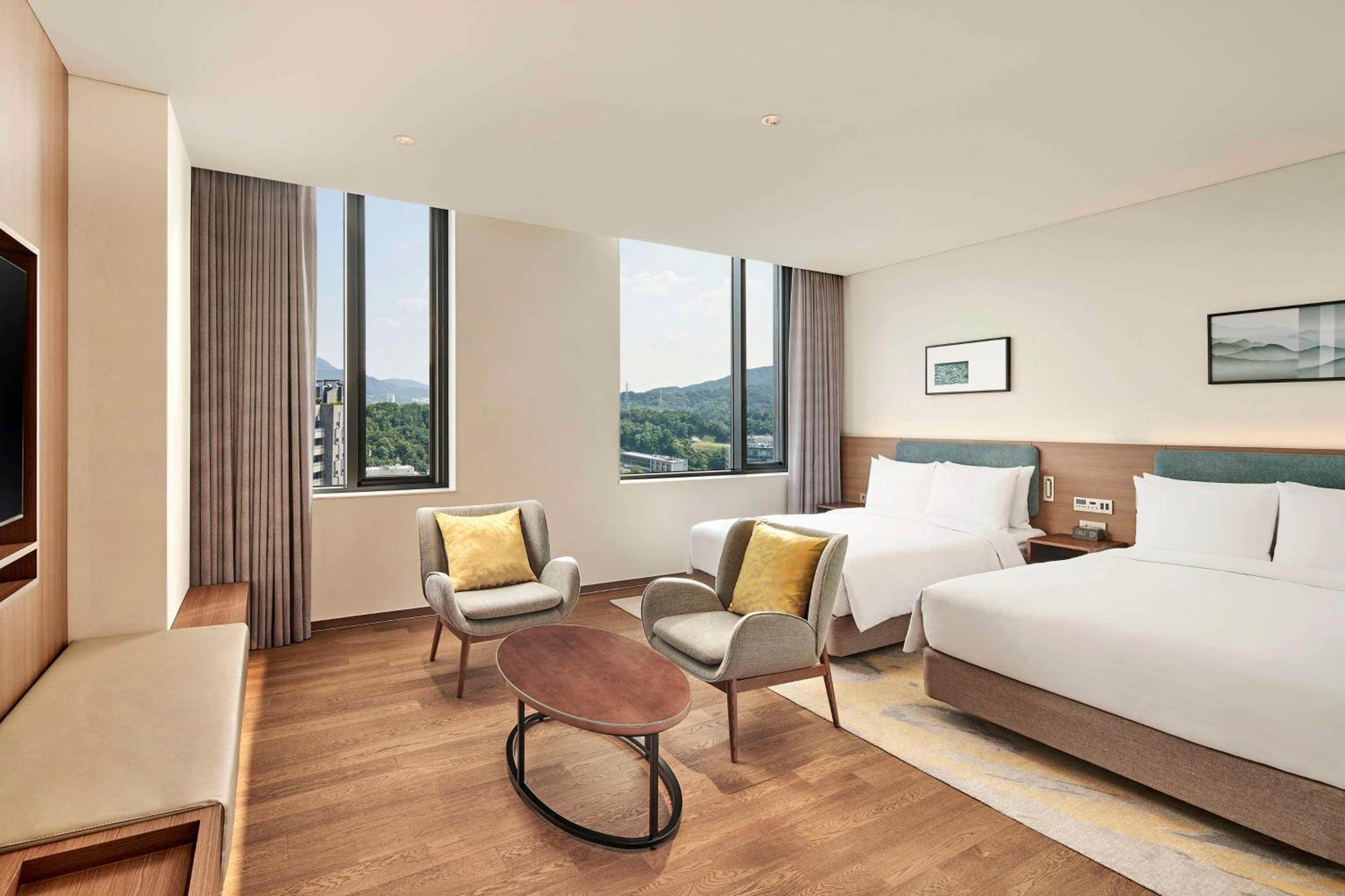 Deluxe Room with Two Double Beds - Photo 3