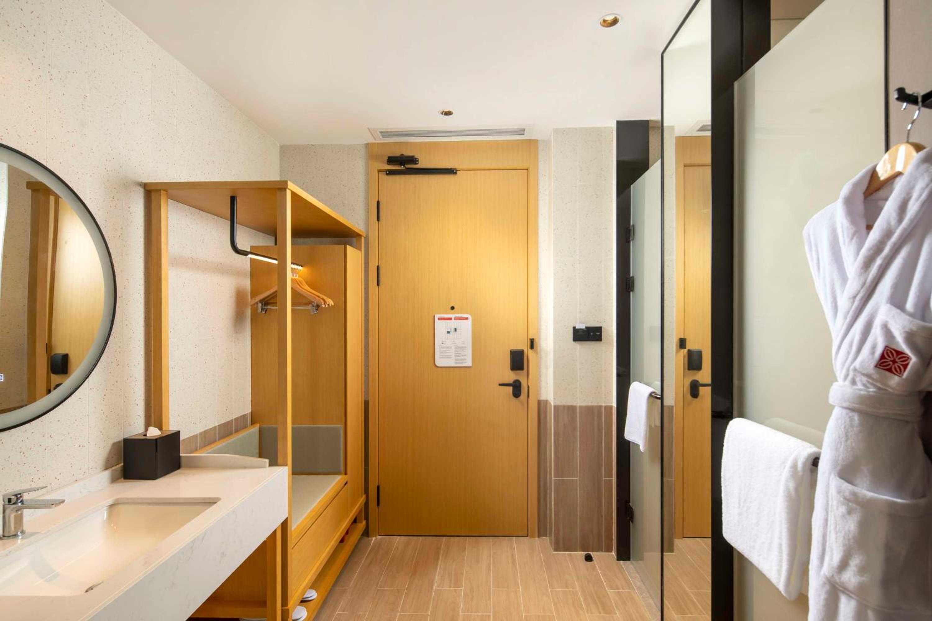 King Guest Room - Photo 5