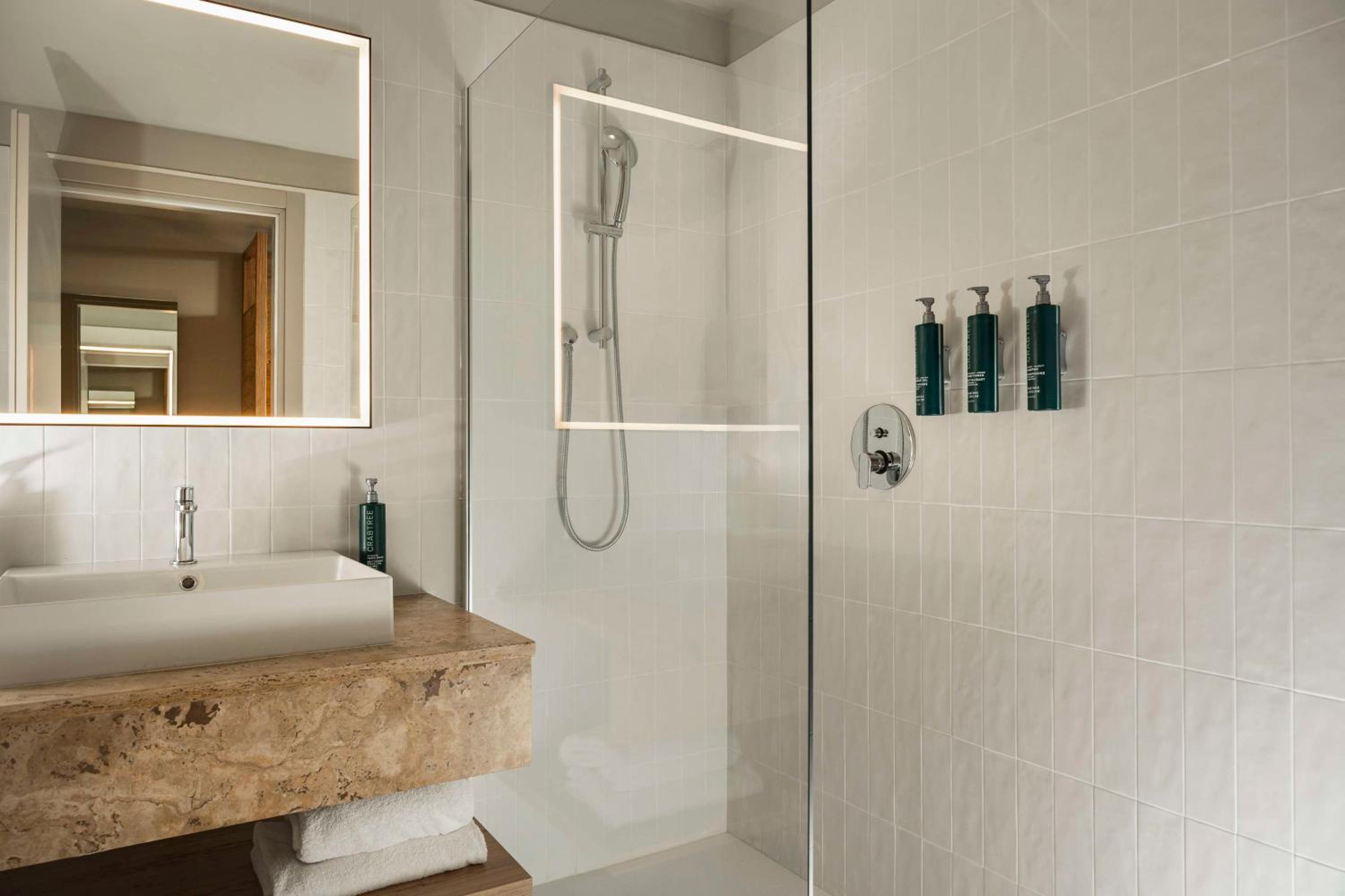 Twin Room thumbnail 6