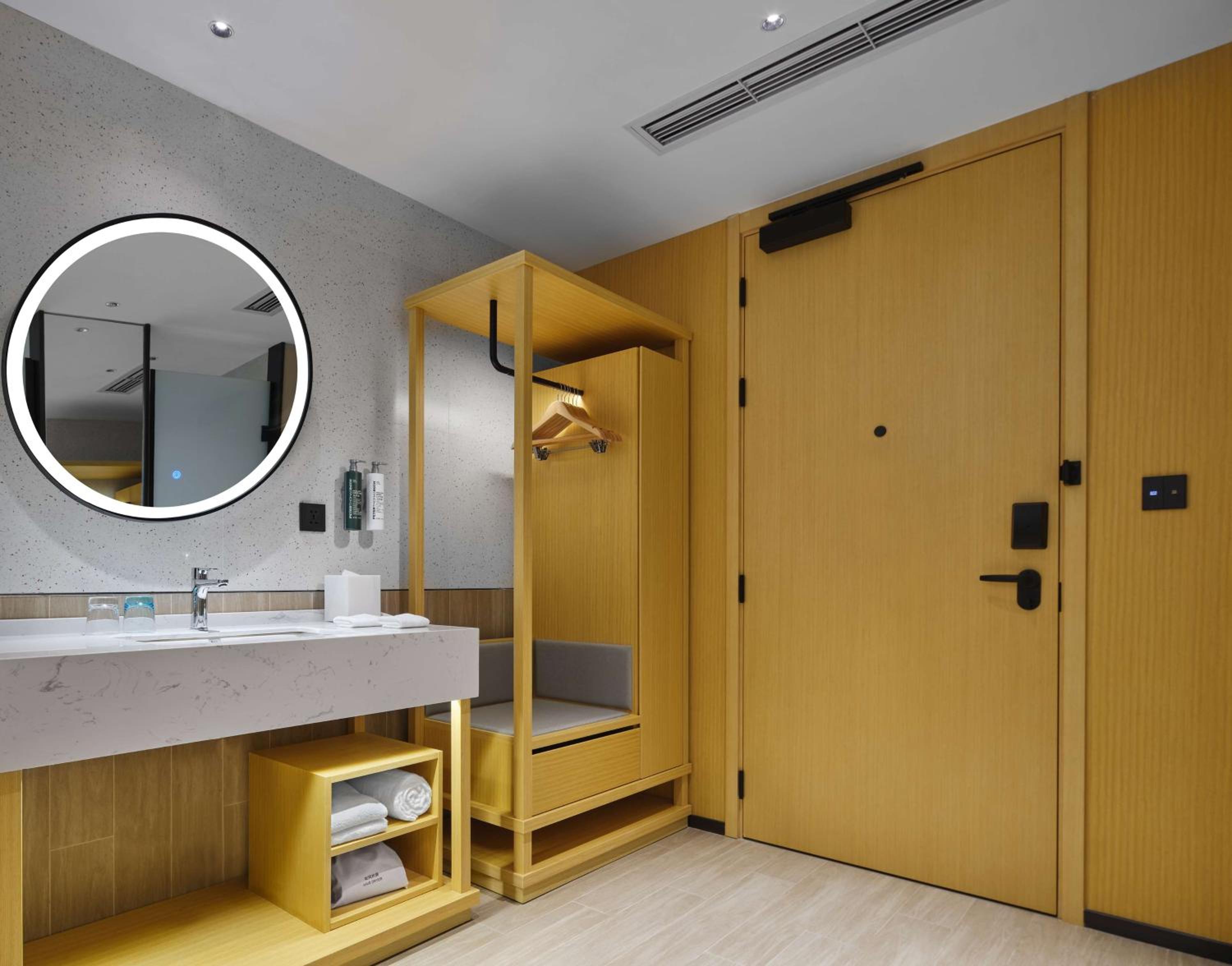 King Guest Room thumbnail 6