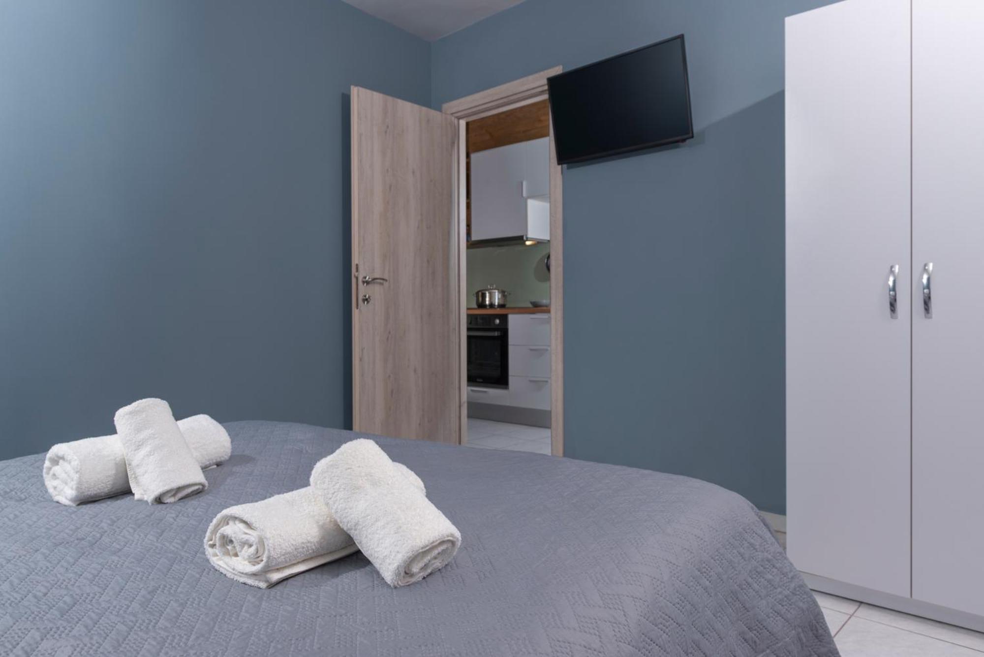 One-Bedroom Apartment with Balcony and Sea View photo 3