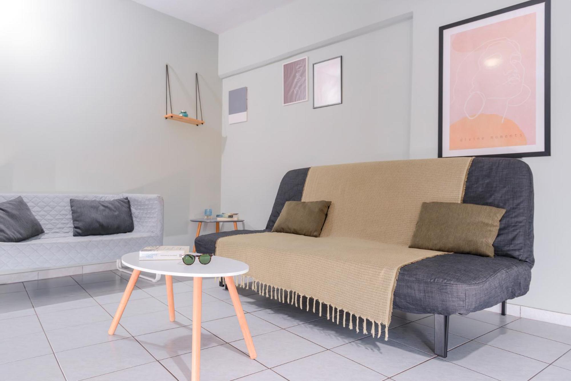 One-Bedroom Apartment with Balcony and Sea View photo 2