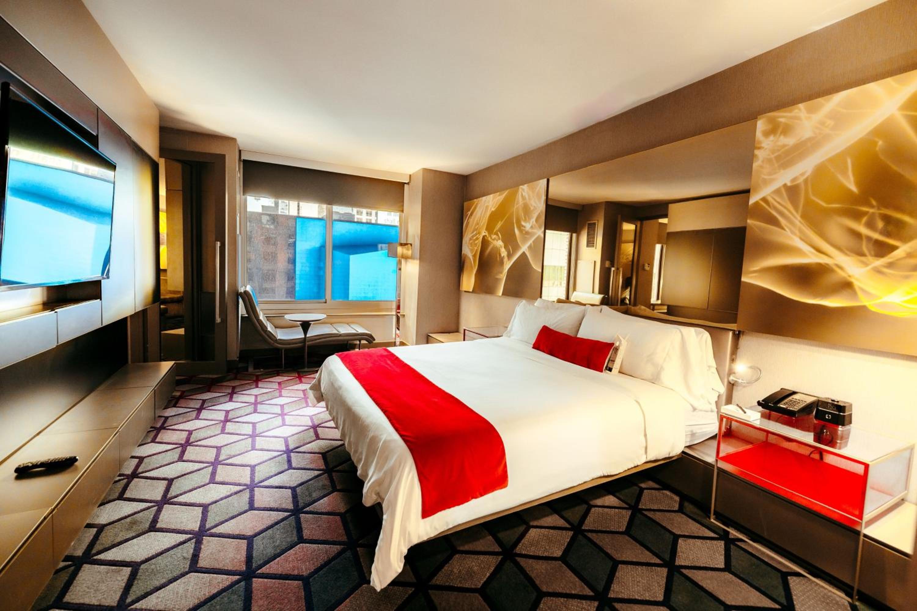 Fantastic Suite, 1 King, Sofa bed, Broadway View photo 3