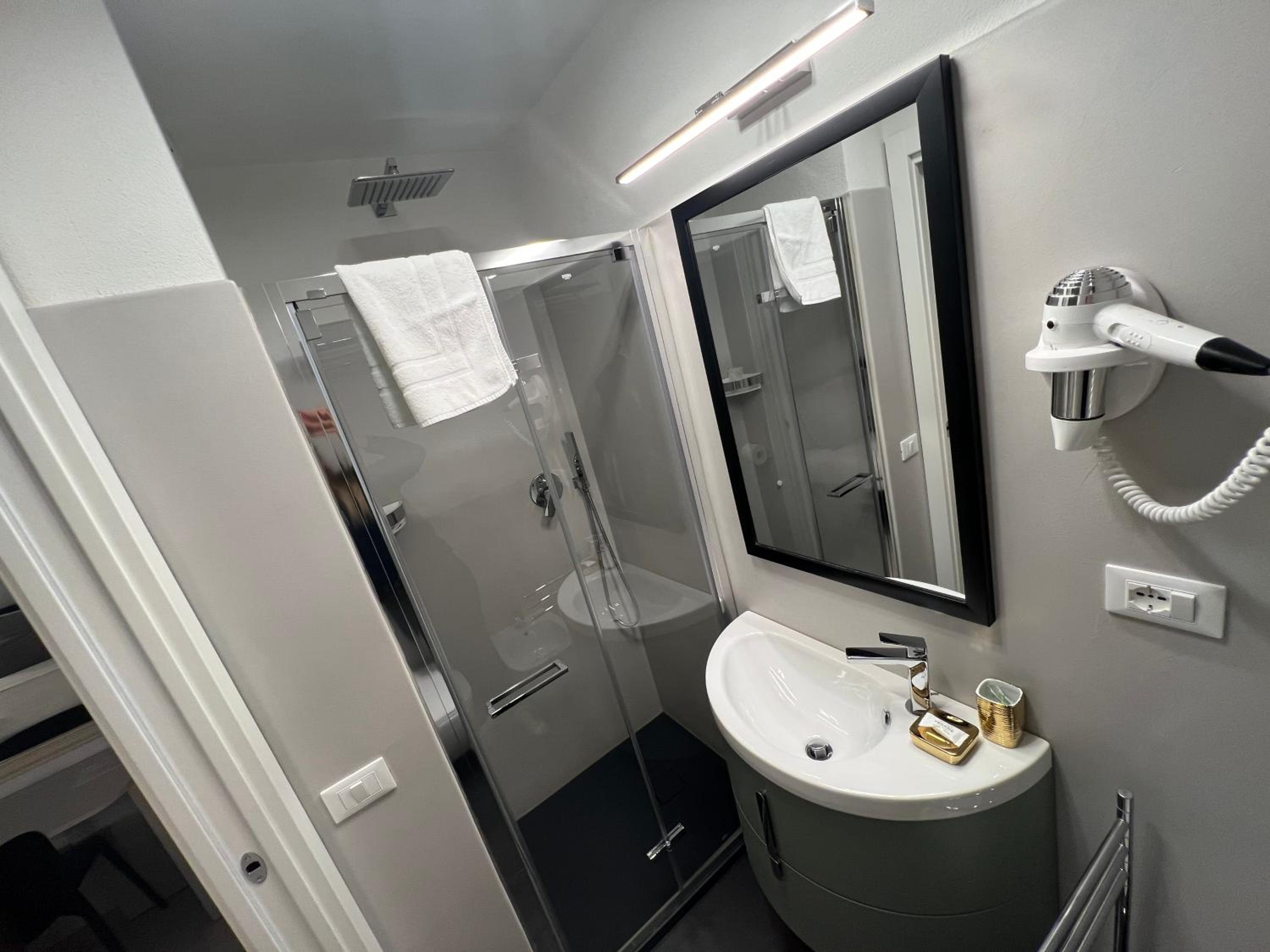Double Room - Photo 4