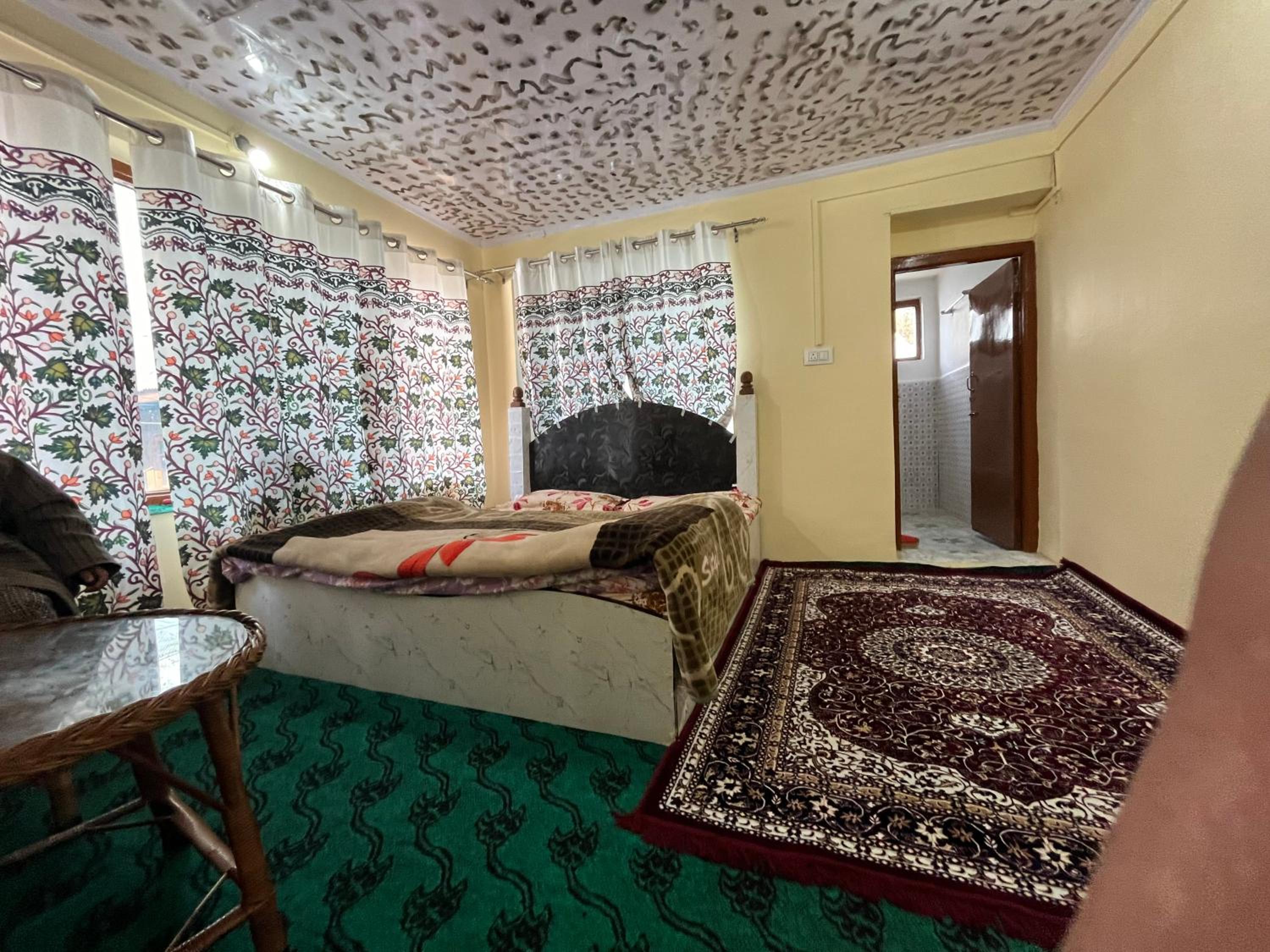 Deluxe Room (2 Adults + 1 Child) photo 1