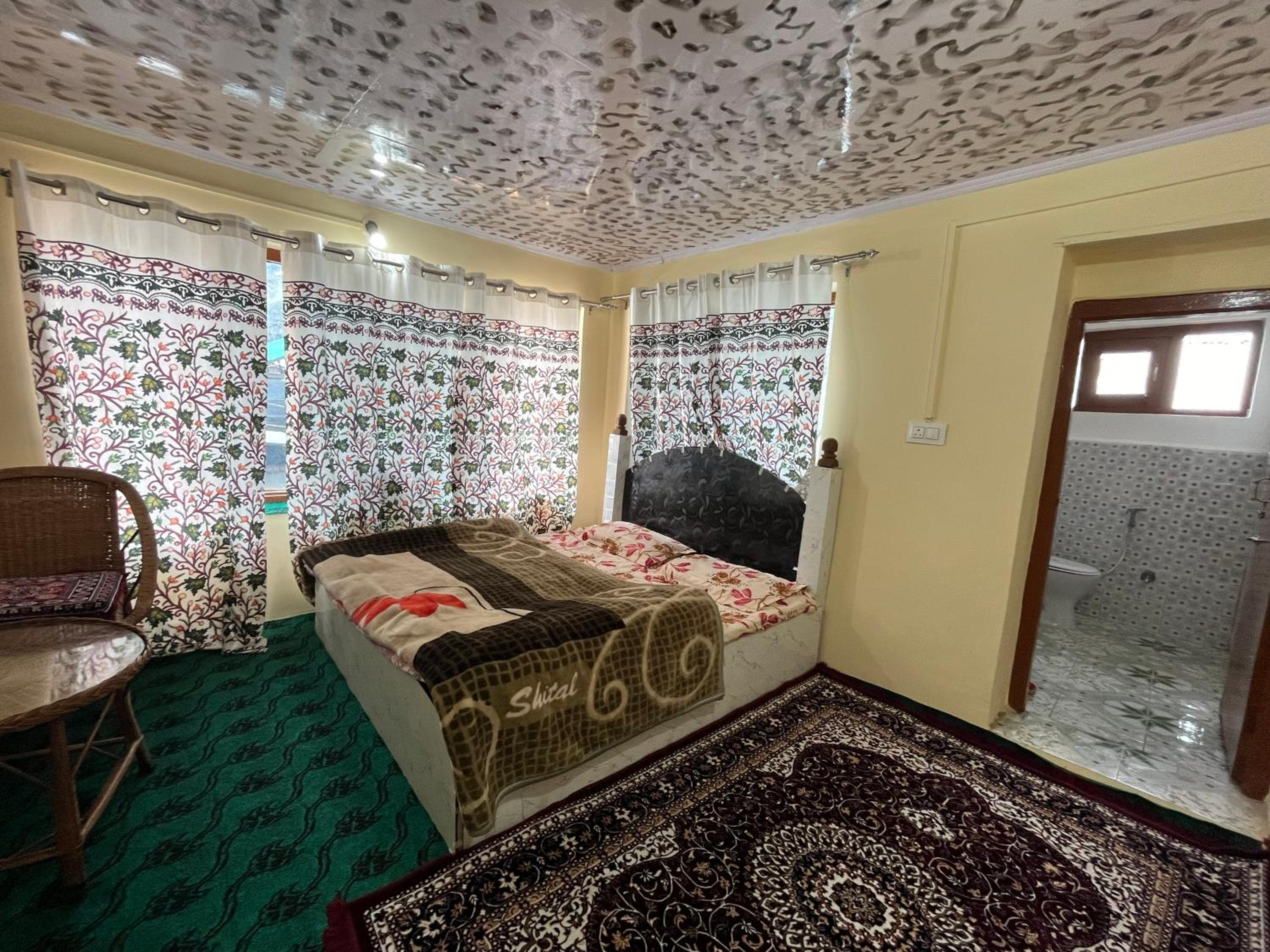 Deluxe Room (2 Adults + 1 Child) photo 3