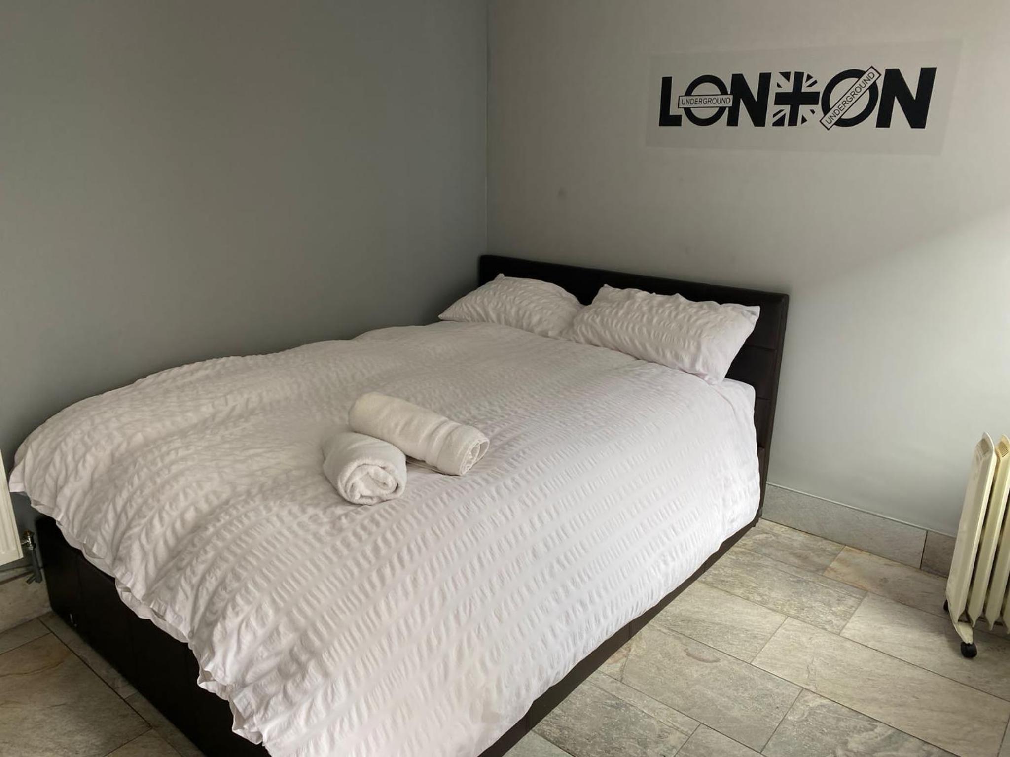 Five-Bedroom House photo 1