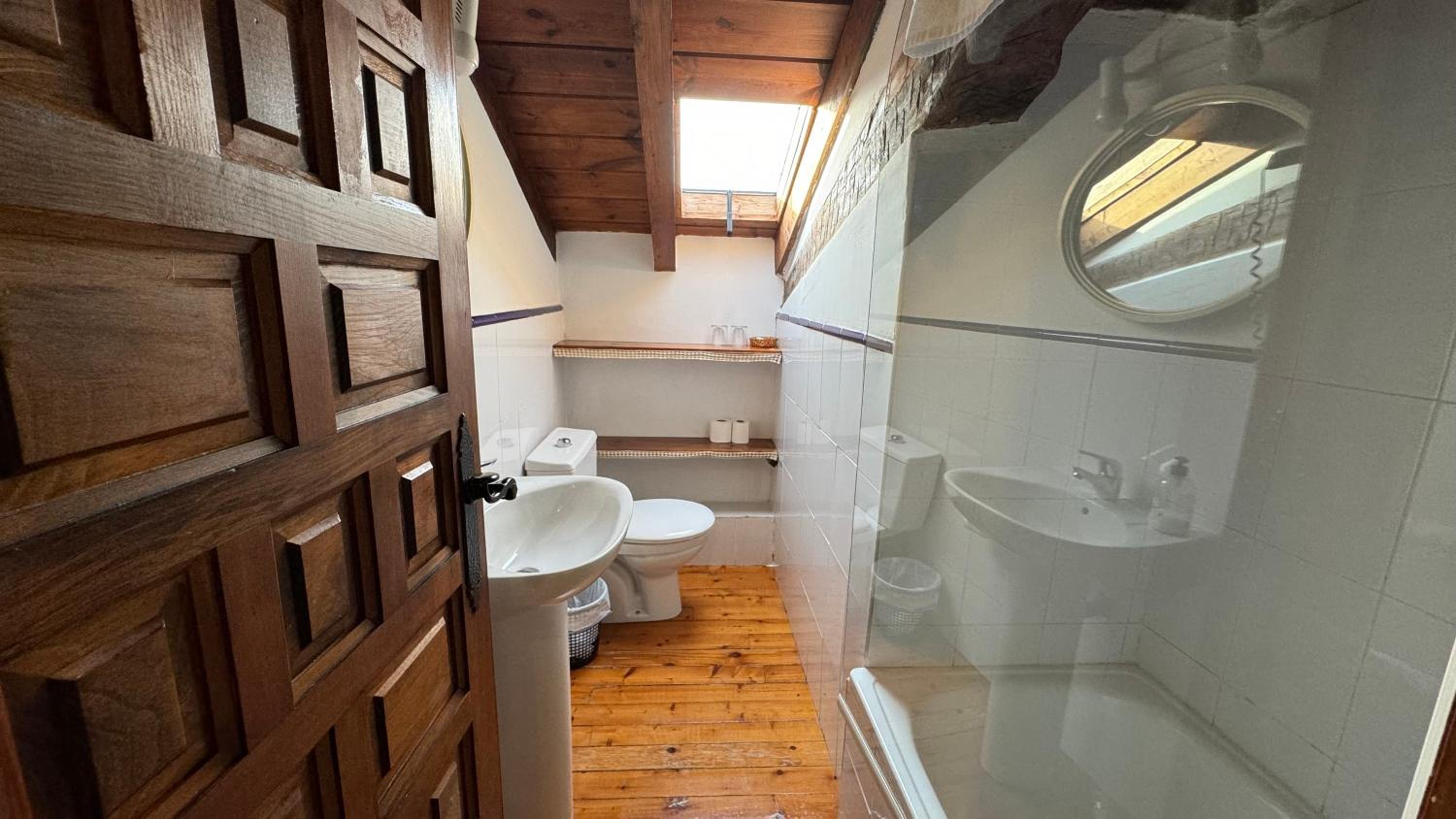 Double or Twin Room - Photo 4