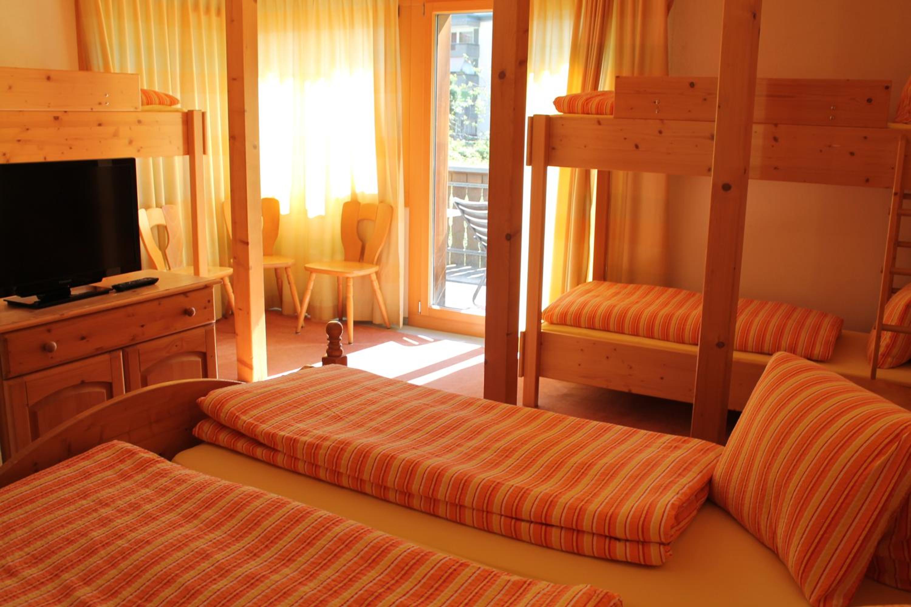 6-Bed Room - Photo 1