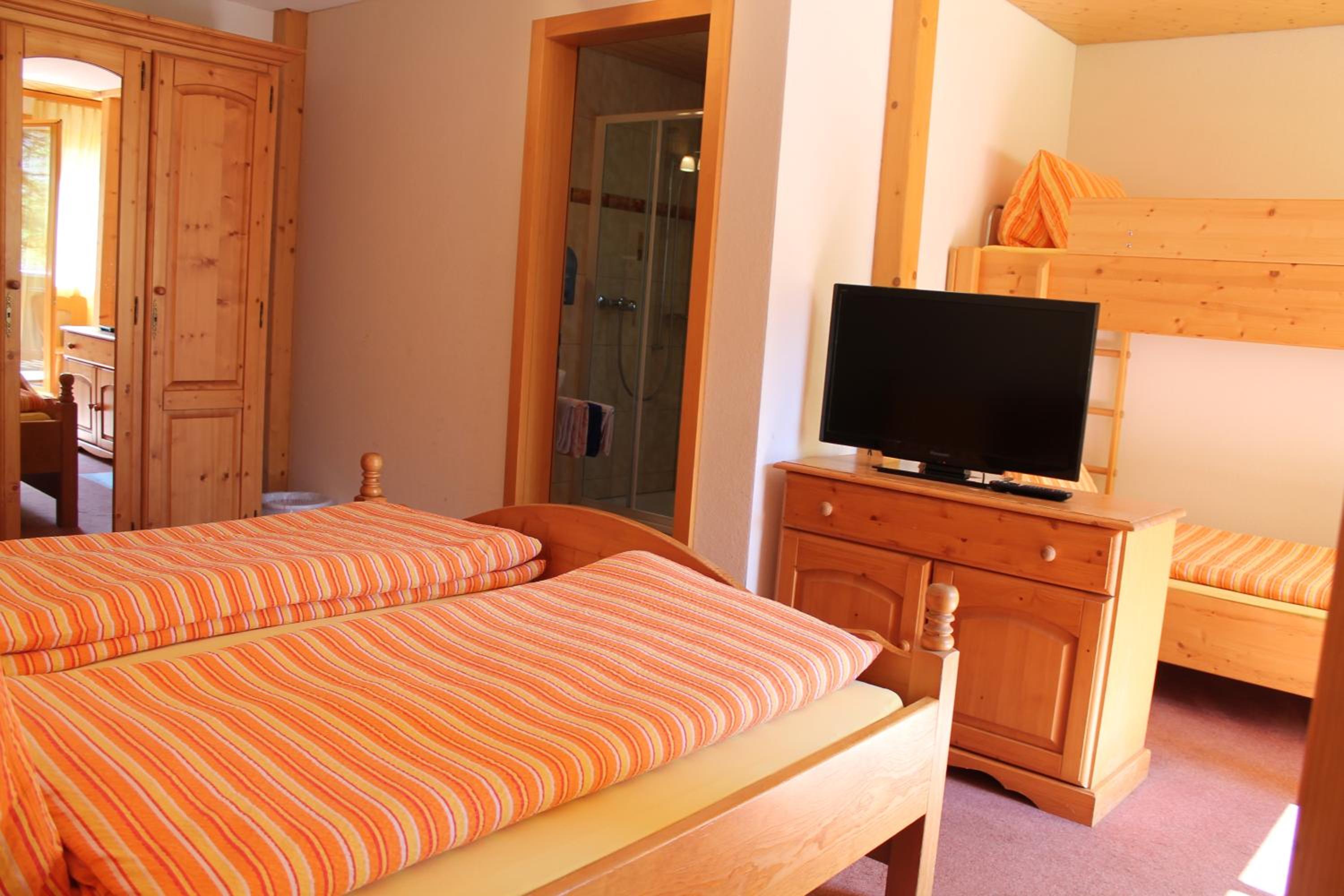 6-Bed Room - Photo 3