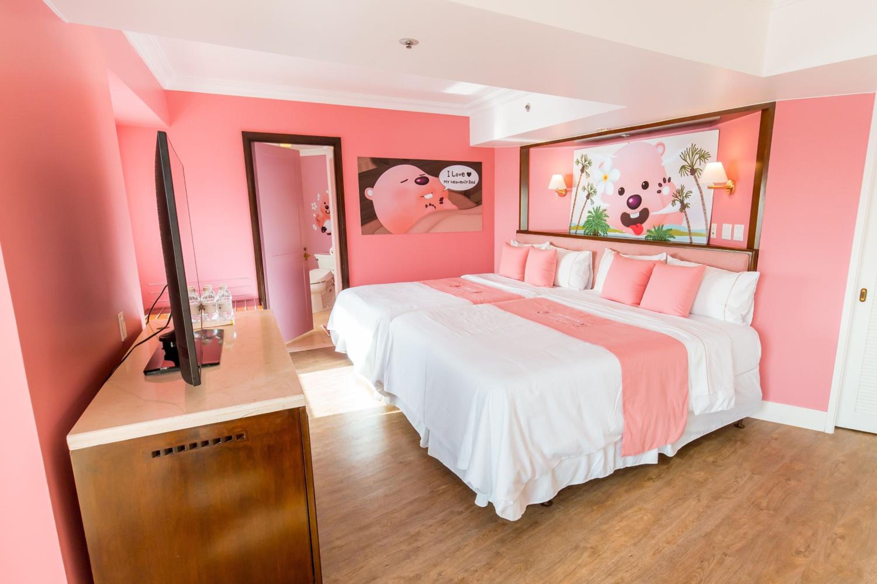 Ocean Front, Larger Guest room, 2 Queen, Corner room - Photo 3