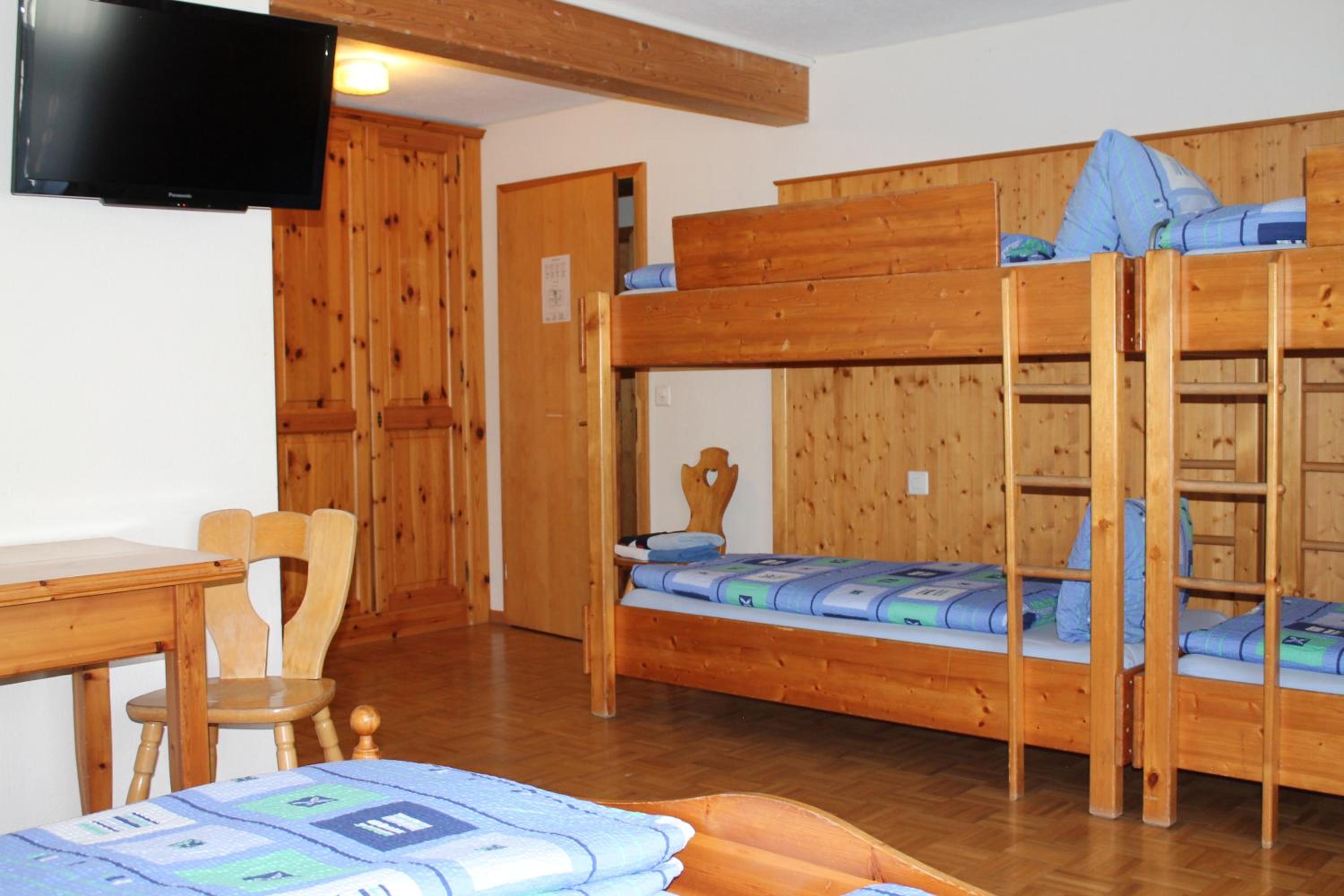 6-Bed Room - Photo 4