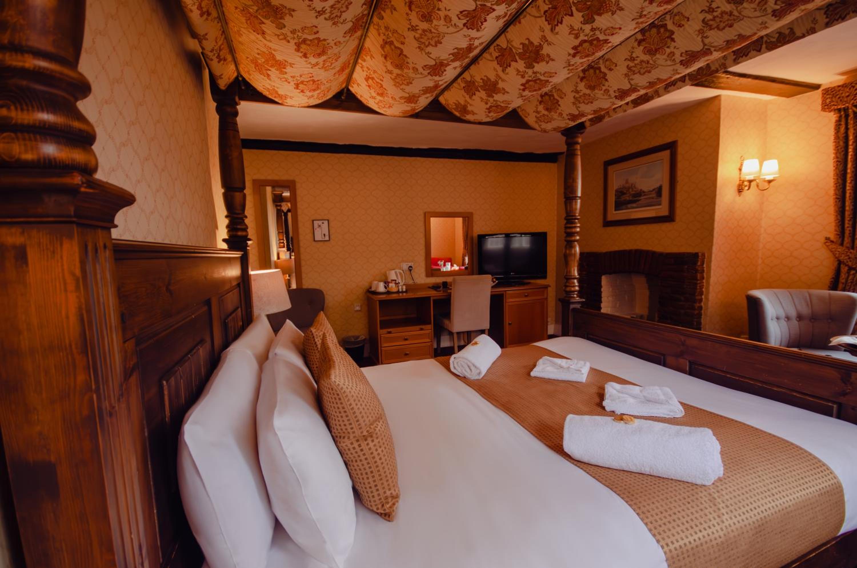 Double Room with Four Poster Bed - Photo 6