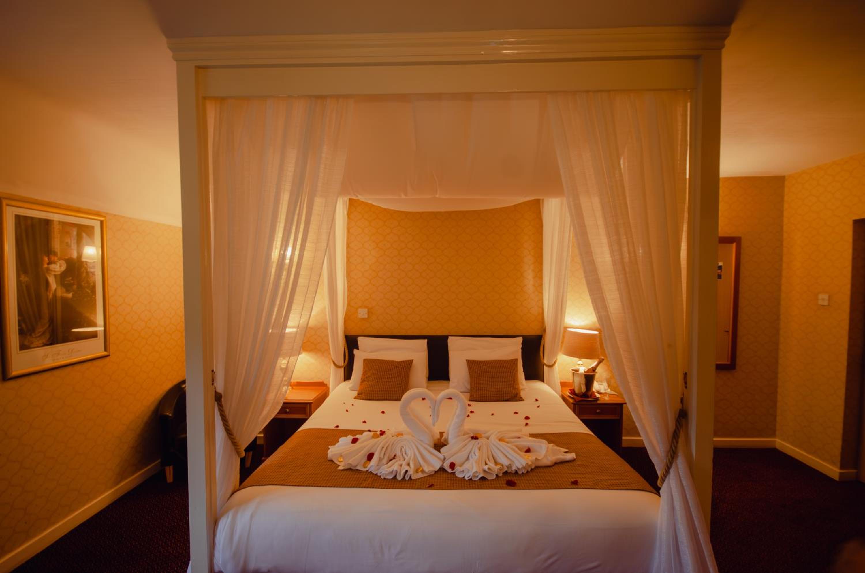 Double Room with Four Poster Bed - Photo 3