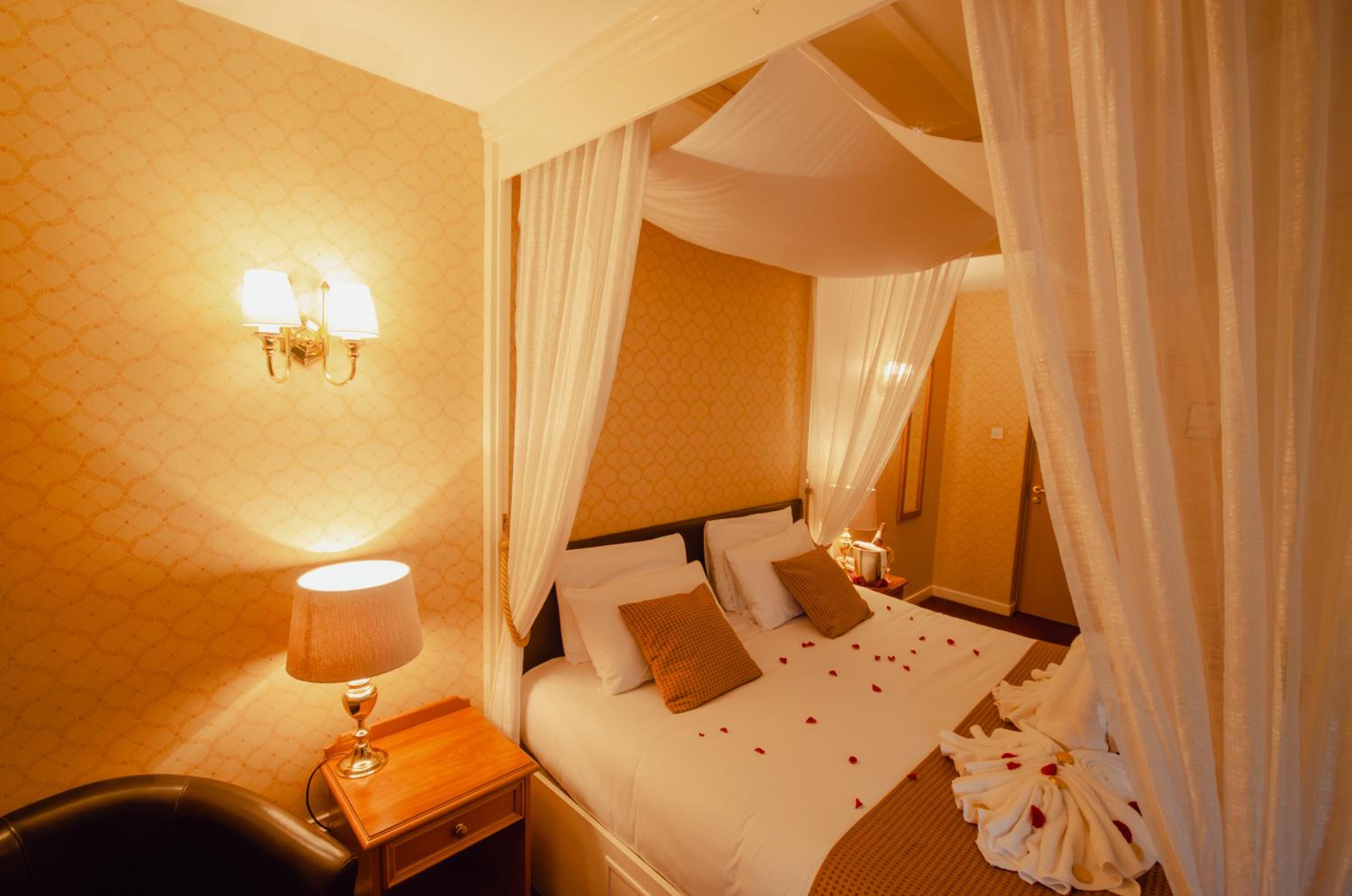 Double Room with Four Poster Bed - Photo 8