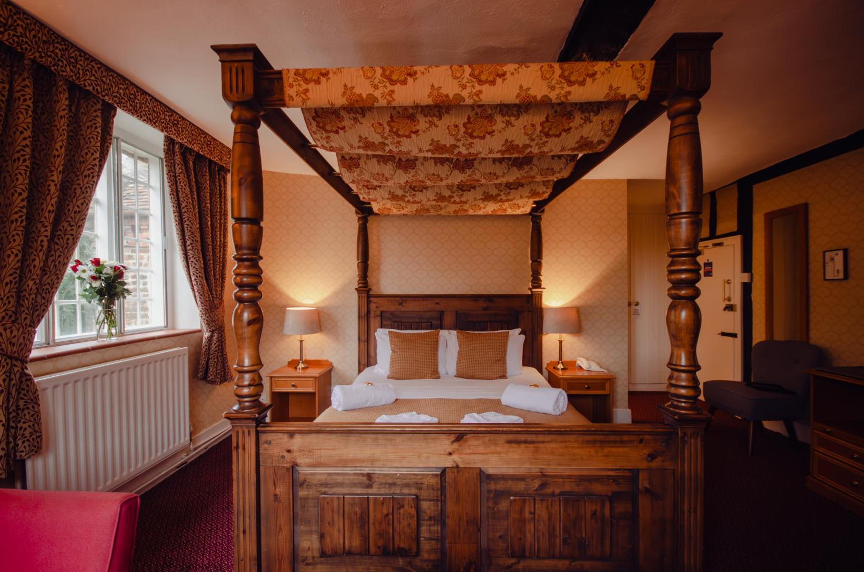 Double Room with Four Poster Bed - Photo 10