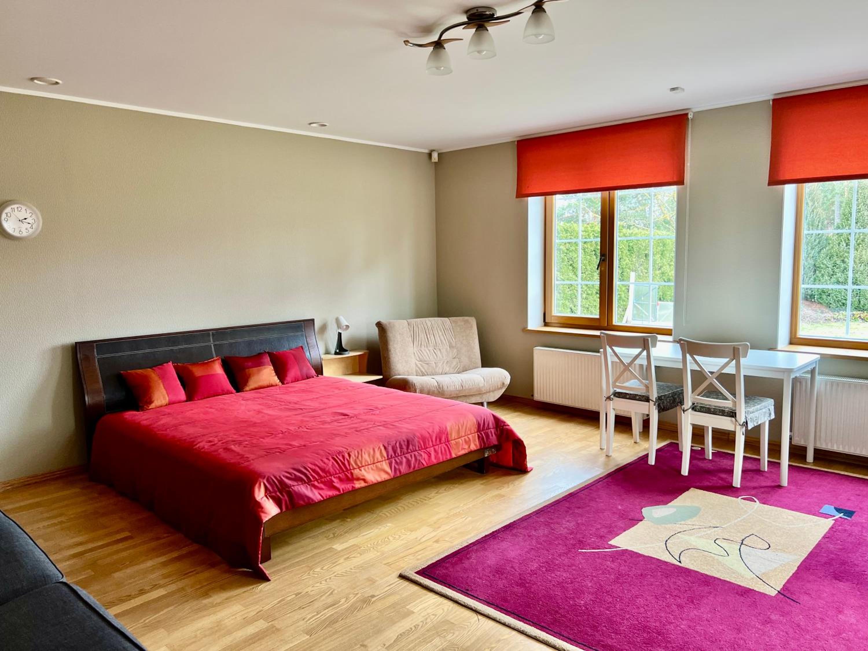 Apartment with Balcony - Photo 4