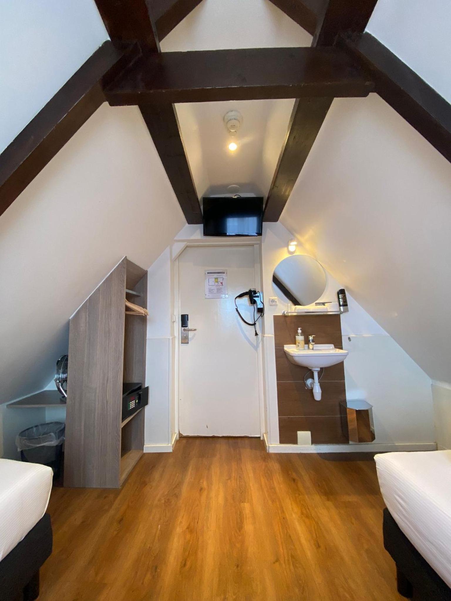 Twin Room with Shared Bathroom photo 2