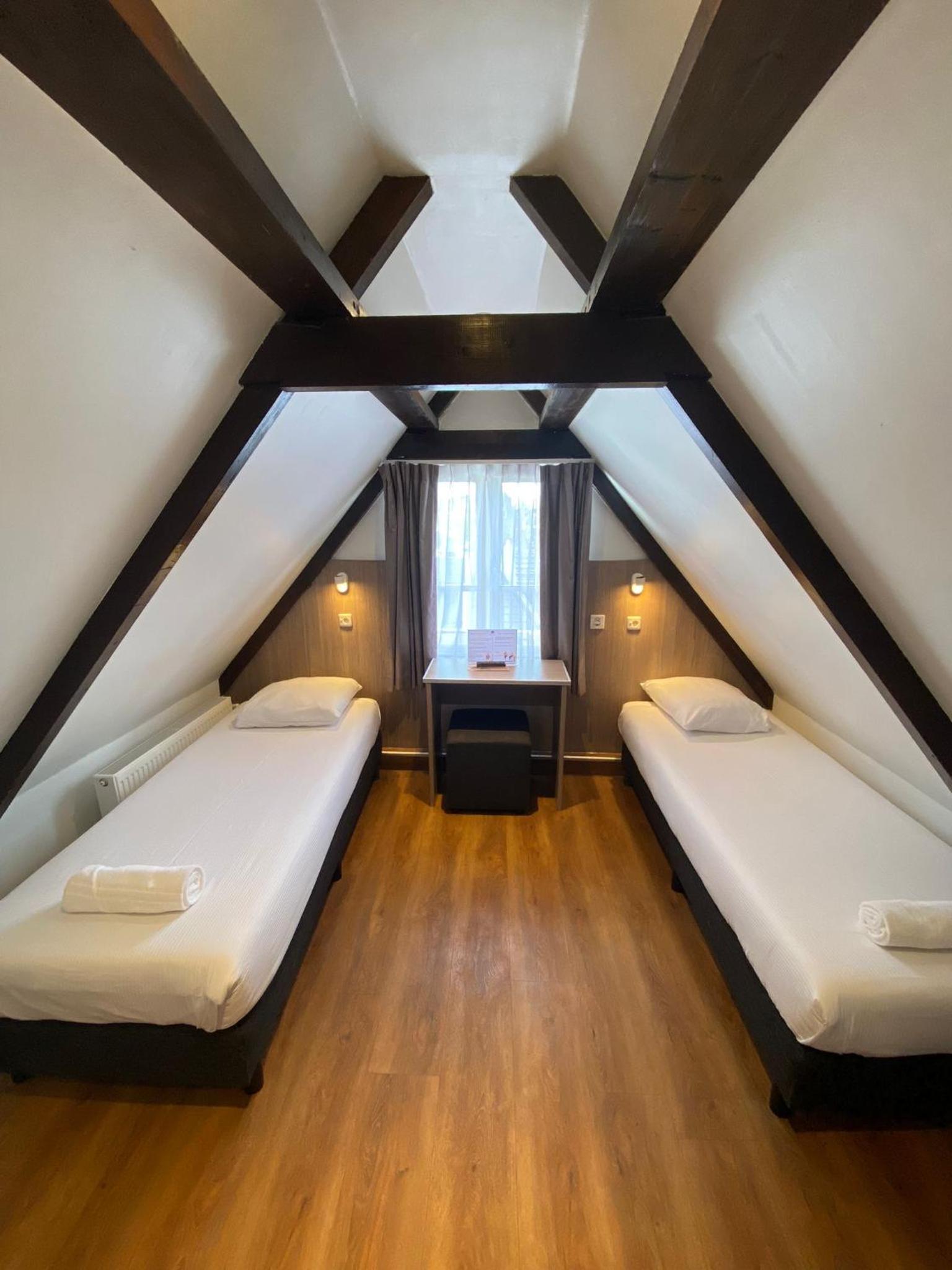 Twin Room with Shared Bathroom photo 1