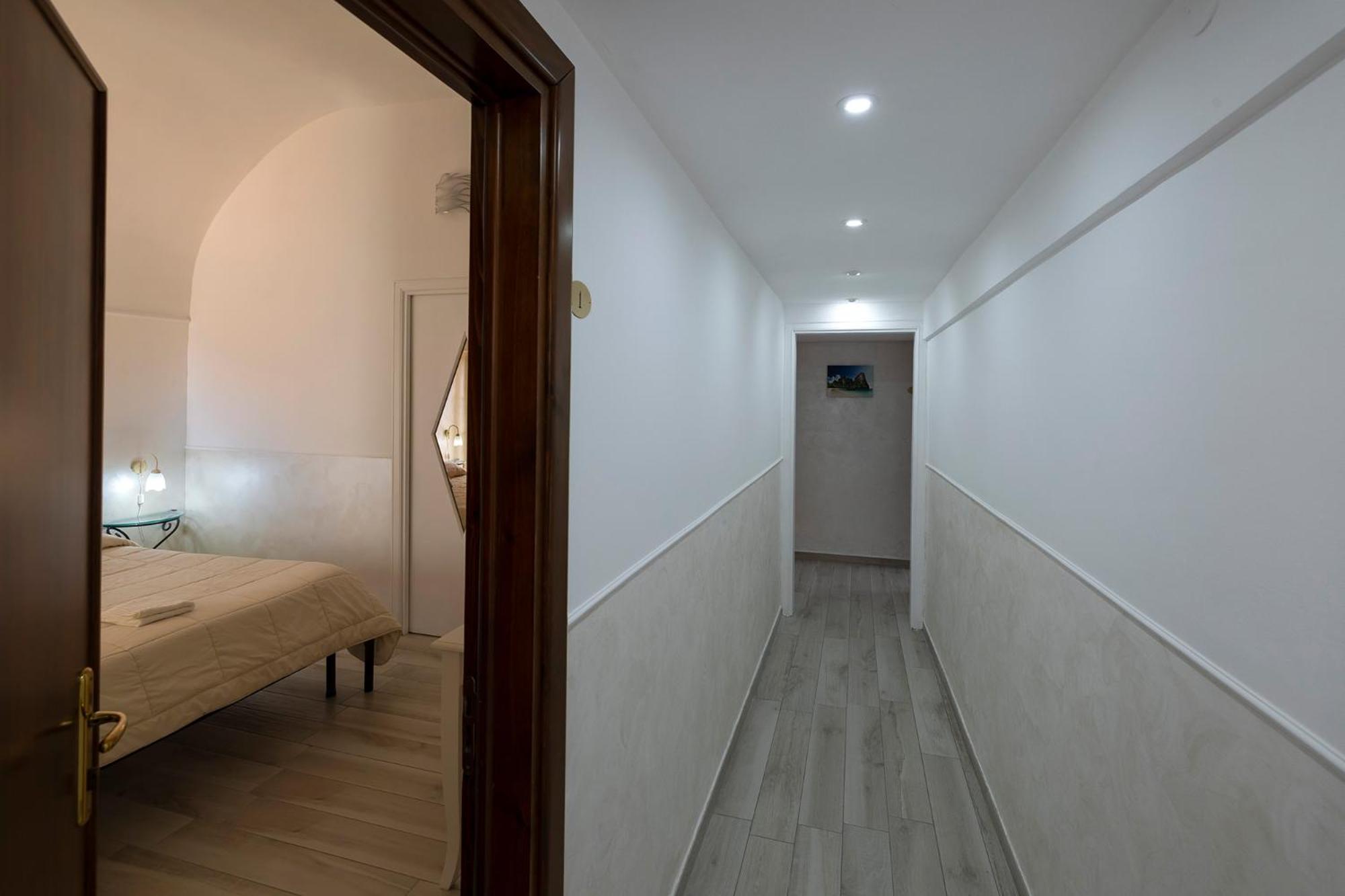 Double Room with Sea View - Photo 26