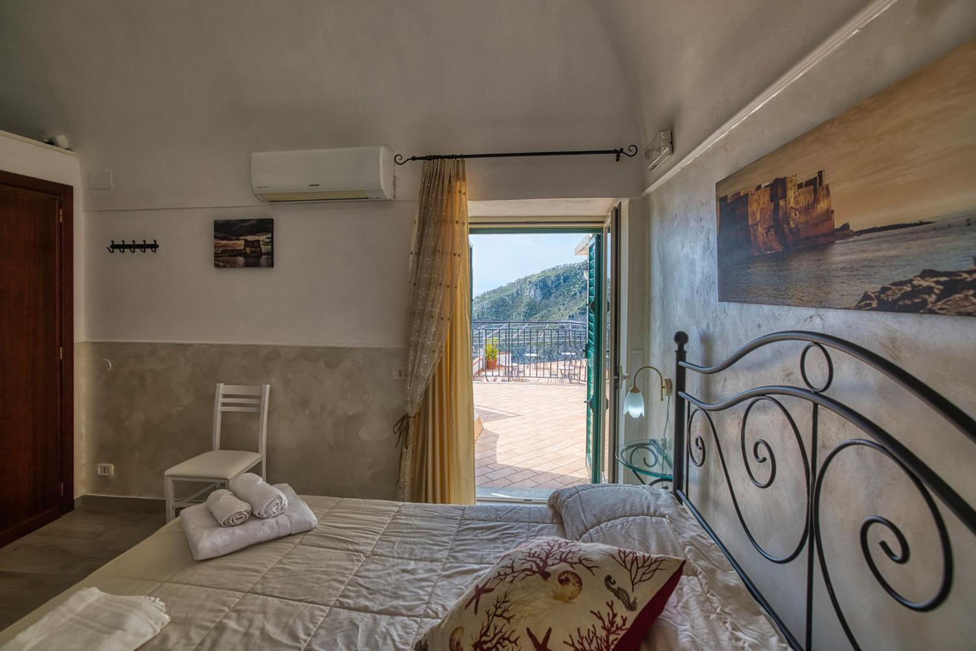 Double Room with Sea View - Photo 25
