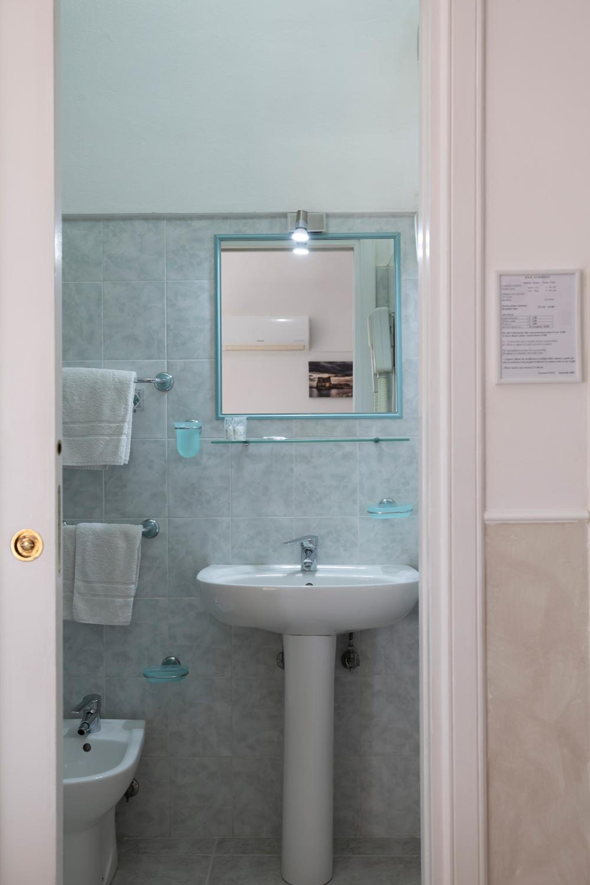 Double Room with Sea View - Photo 21