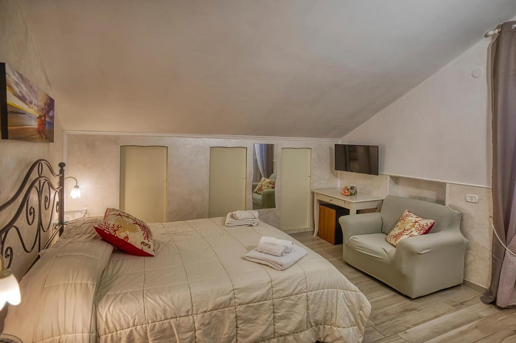 Double Room with Sea View - Photo 9