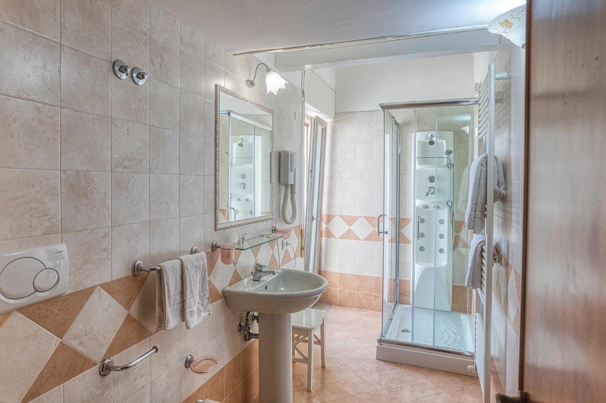Double Room with Sea View - Photo 11