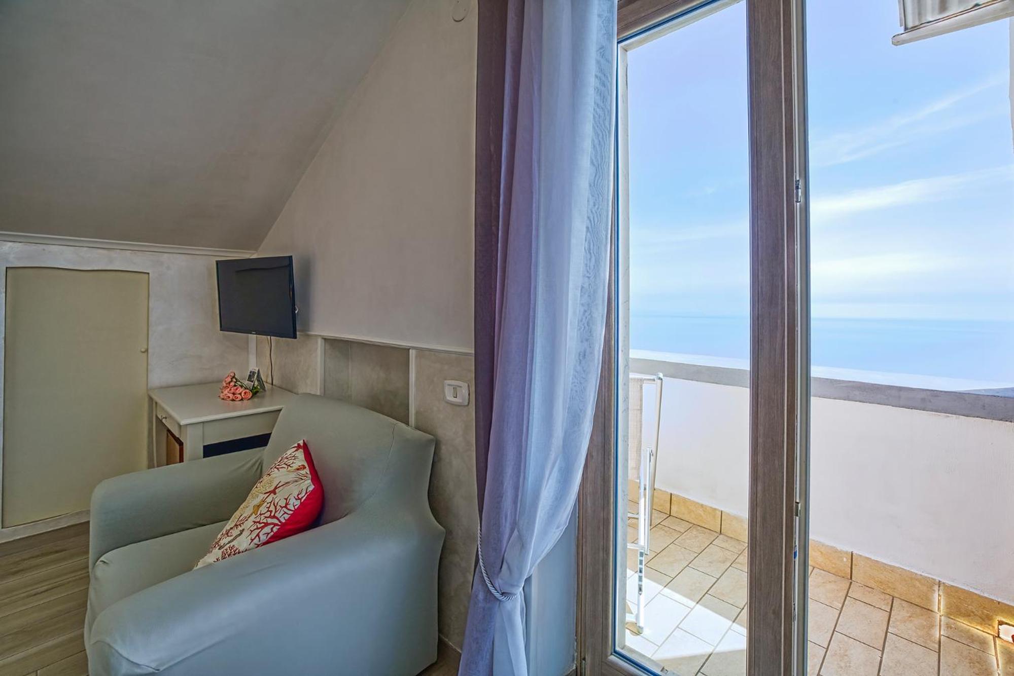 Double Room with Sea View - Photo 15