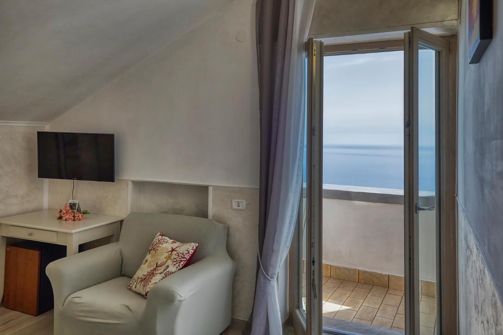 Double Room with Sea View - Photo 14