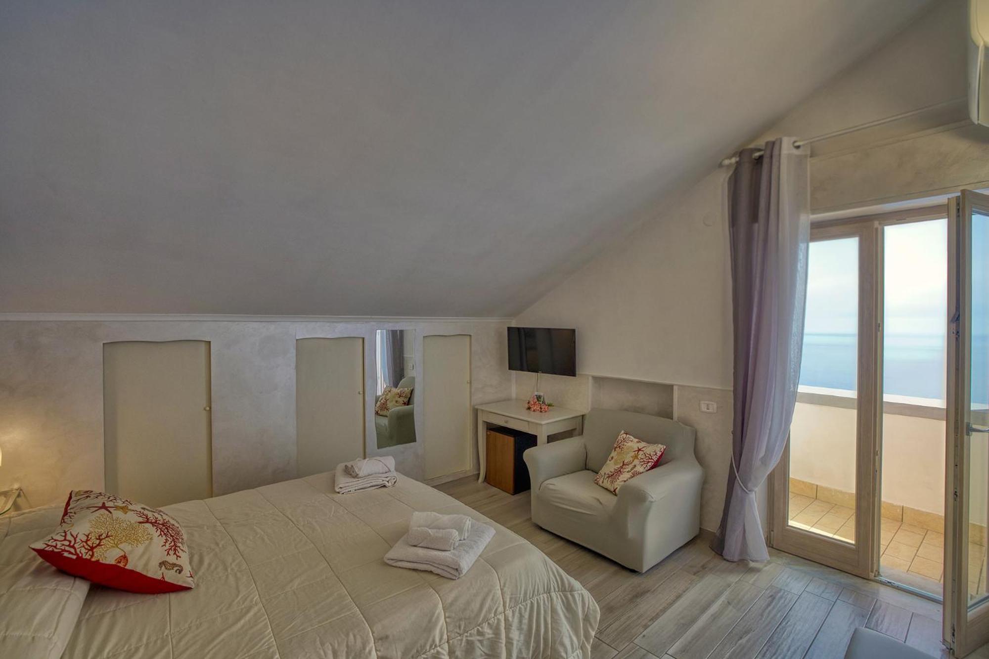 Double Room with Sea View - Photo 36