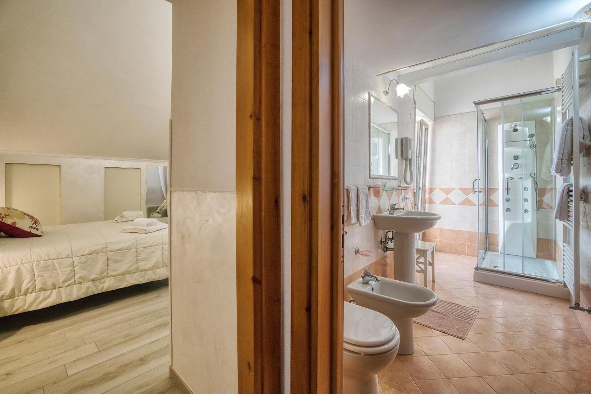 Double Room with Sea View - Photo 33