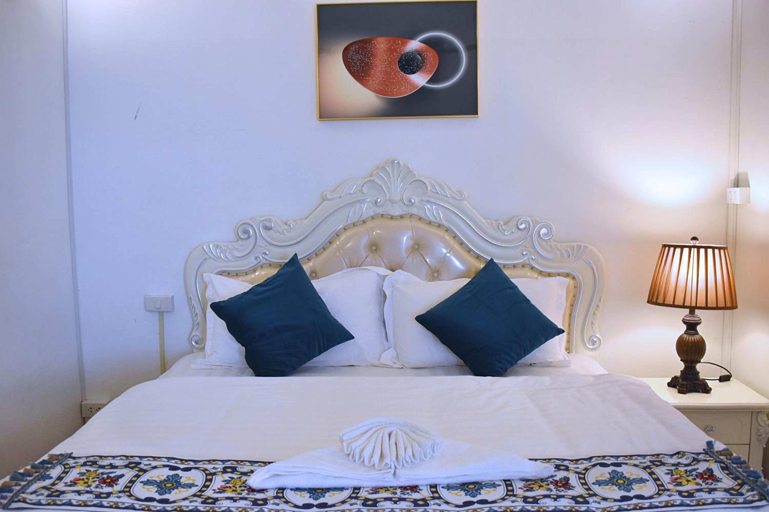 Deluxe Double Room - Photo 18