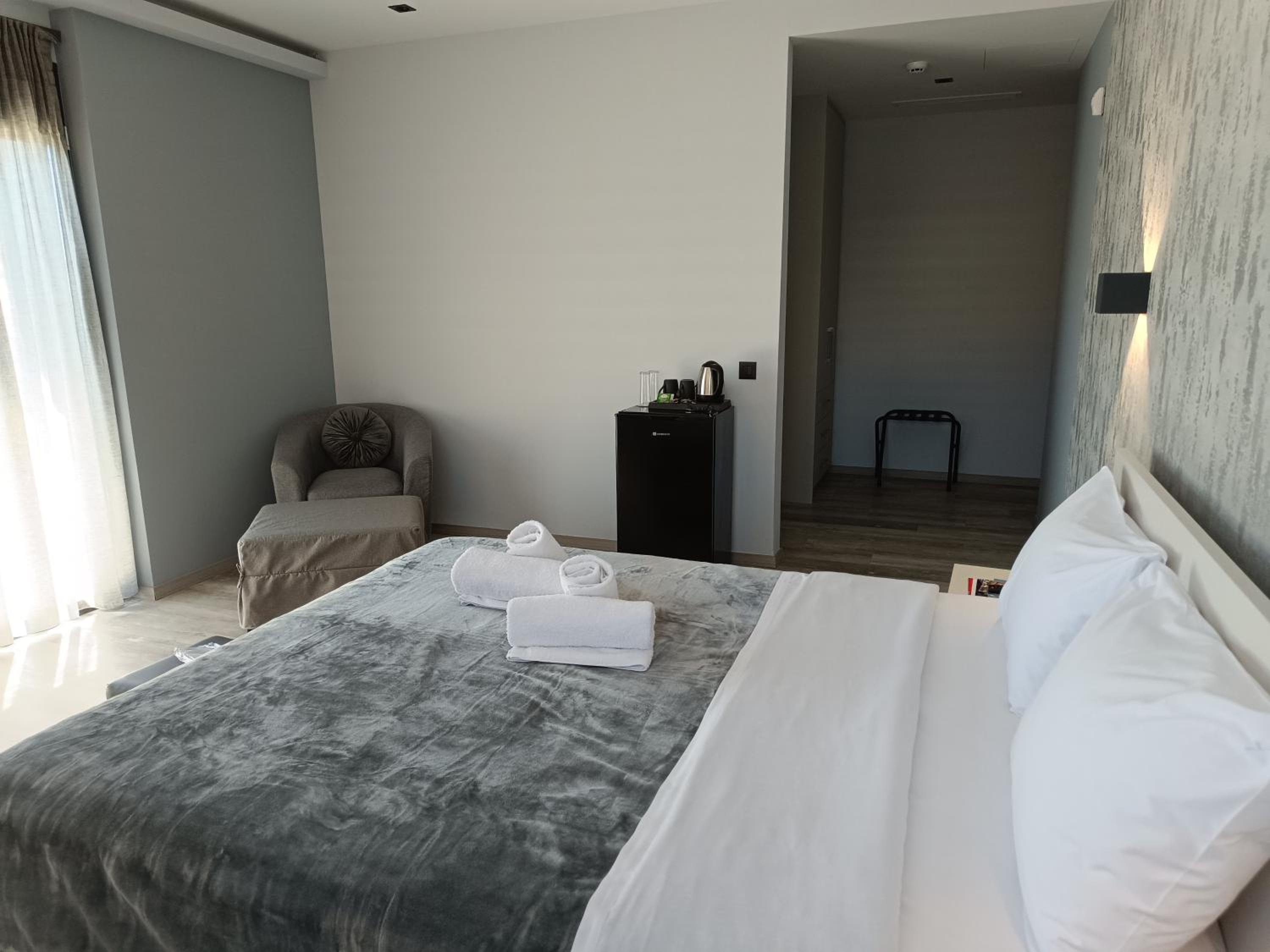 Deluxe Double Room with Side Sea View