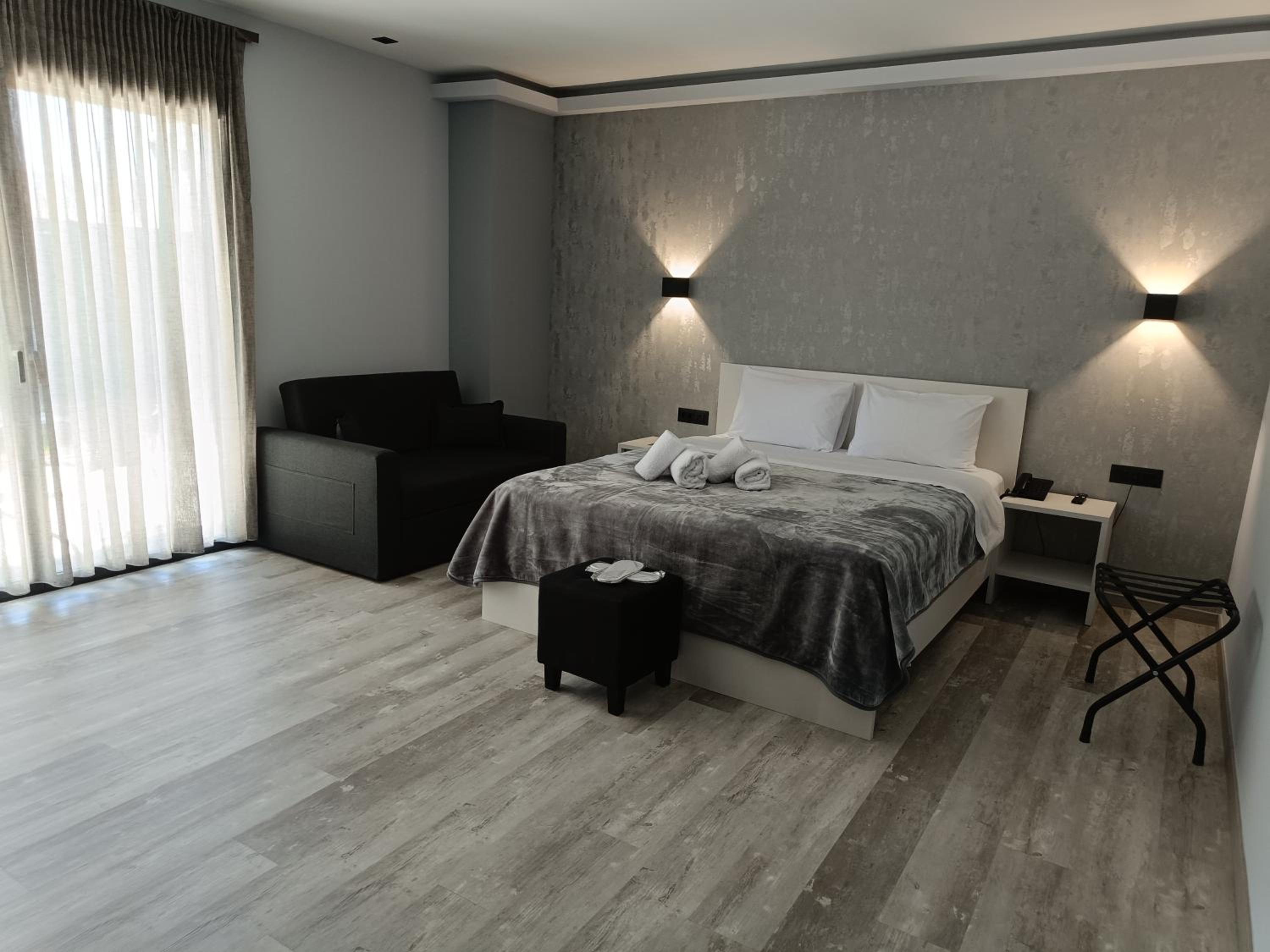 King Room with Roll-In Shower - Disability Access