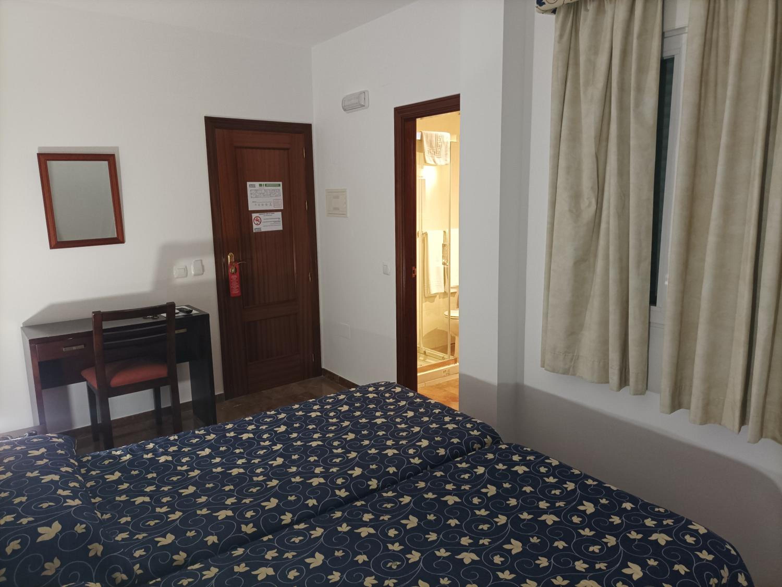 Double or Twin Room - Photo 4