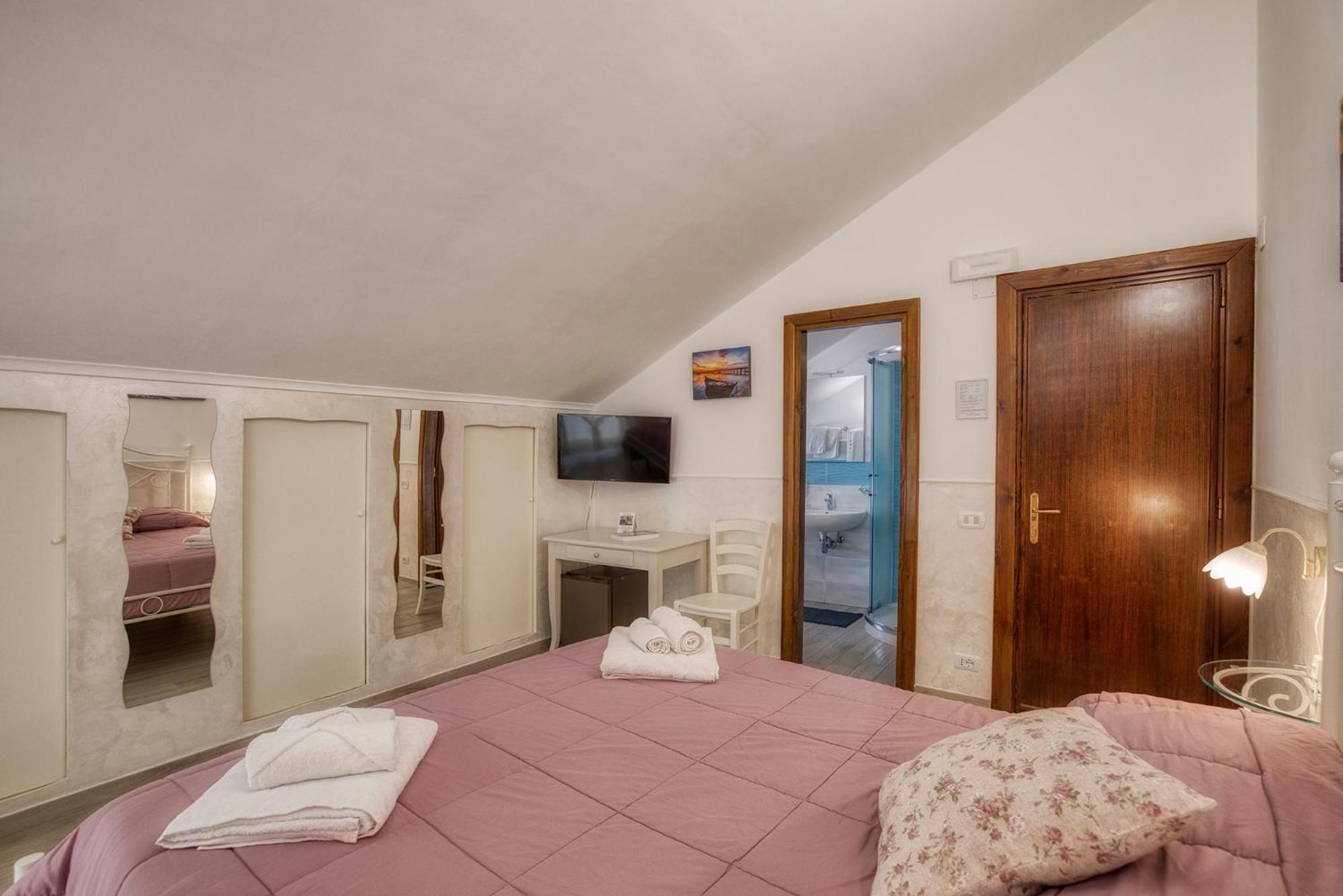 Double Room - Photo 6