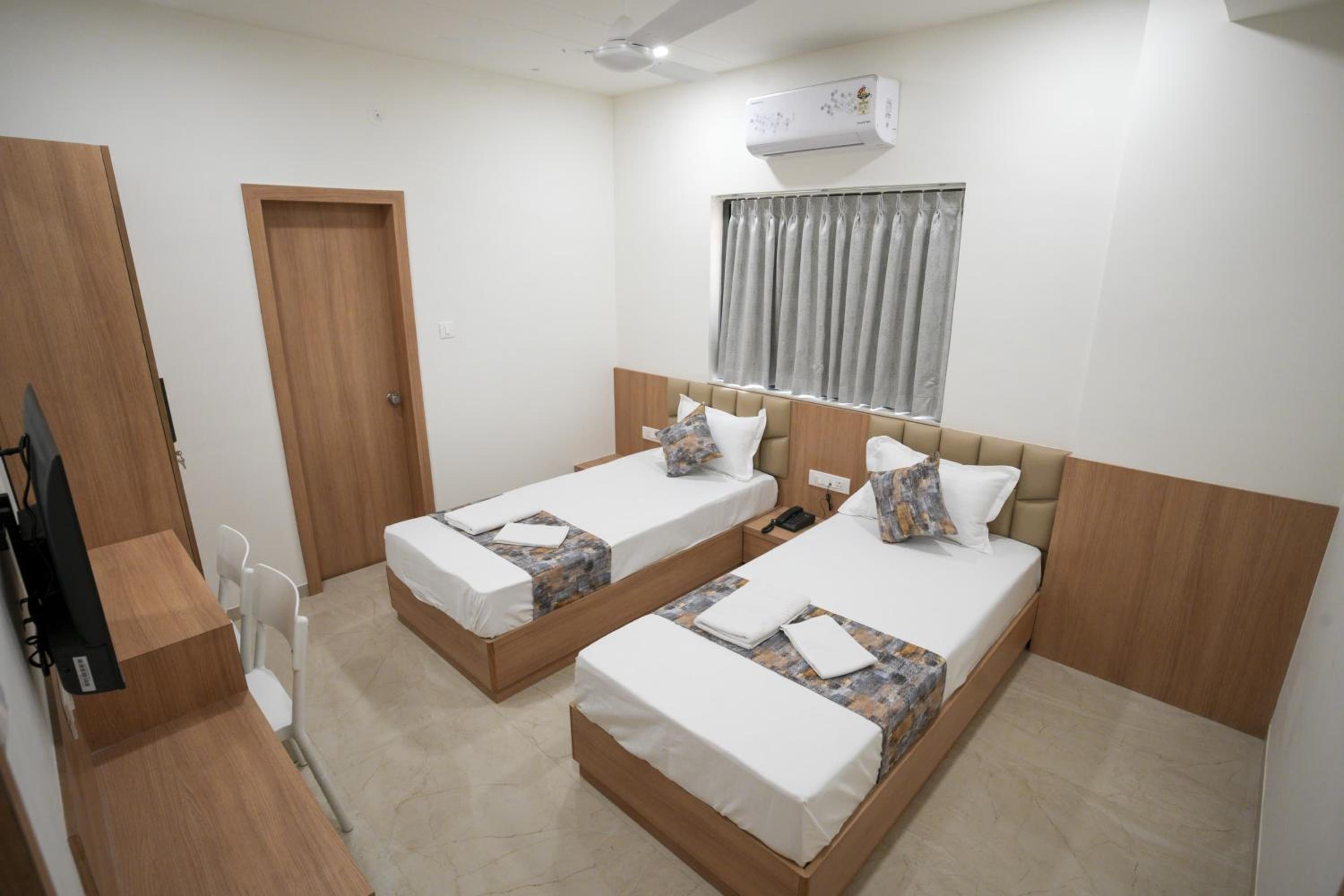 Double or Twin Room with Private Bathroom photo 3