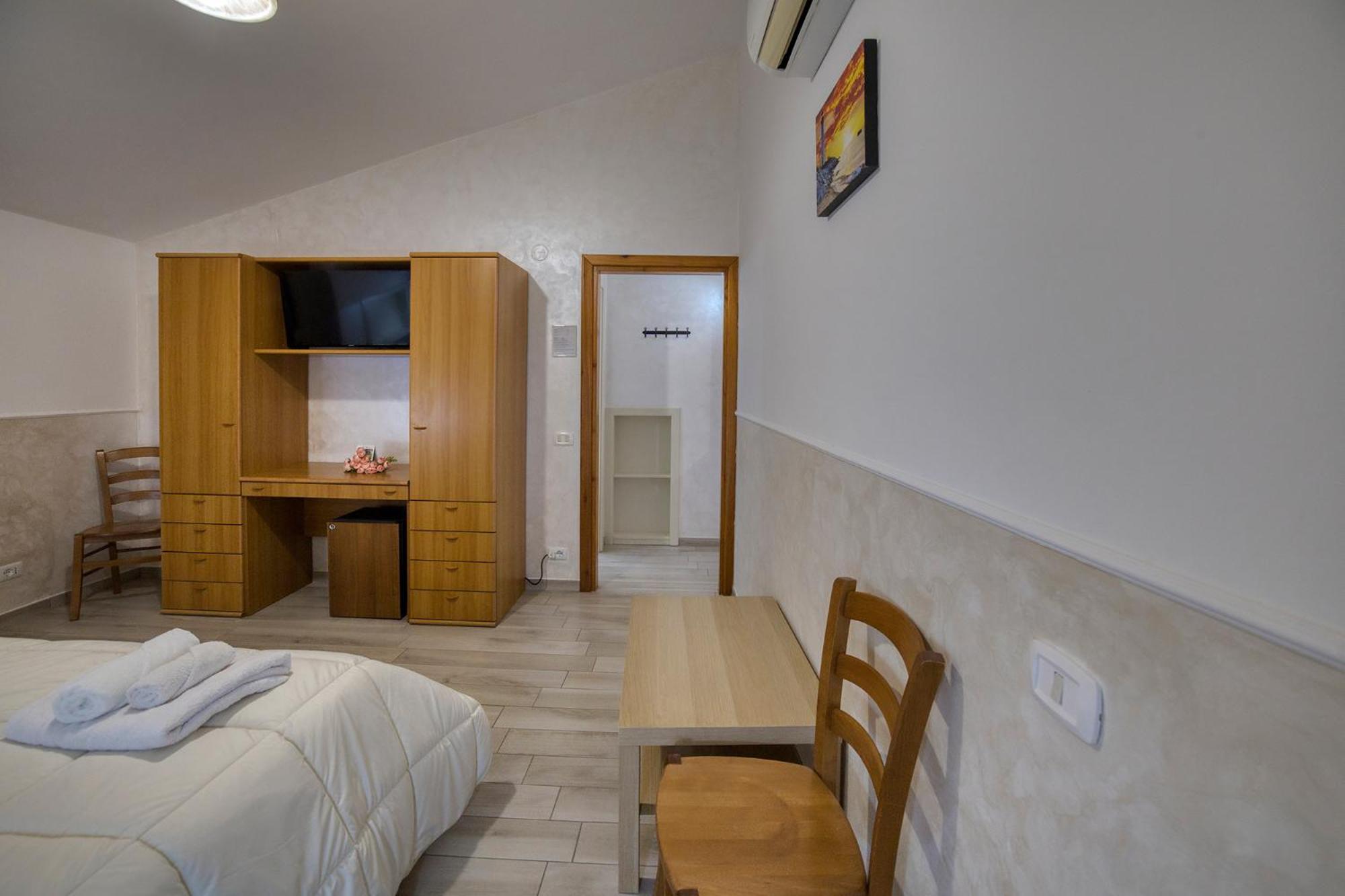Deluxe Double Room with Sea View - Photo 14